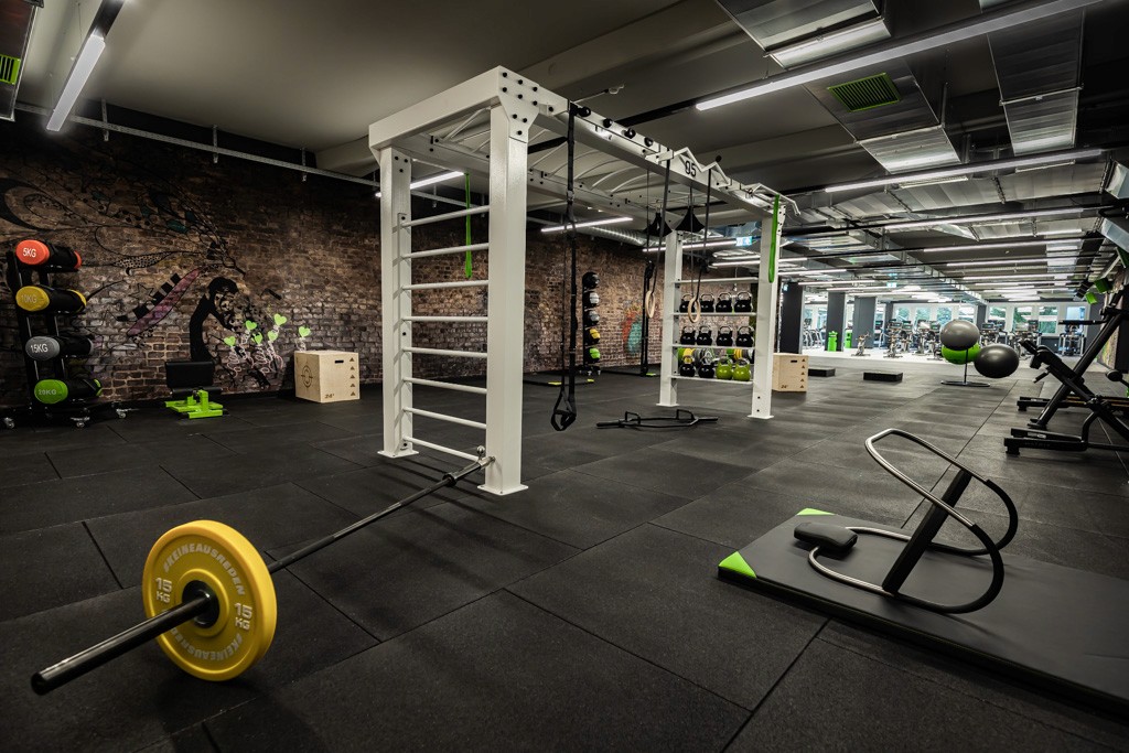 Functional-Bereich im XTRAFIT Fitnessstudio in Sindelfingen mit vielseitigen Trainingsgeräten, einem Turm und urbaner Atmosphäre.