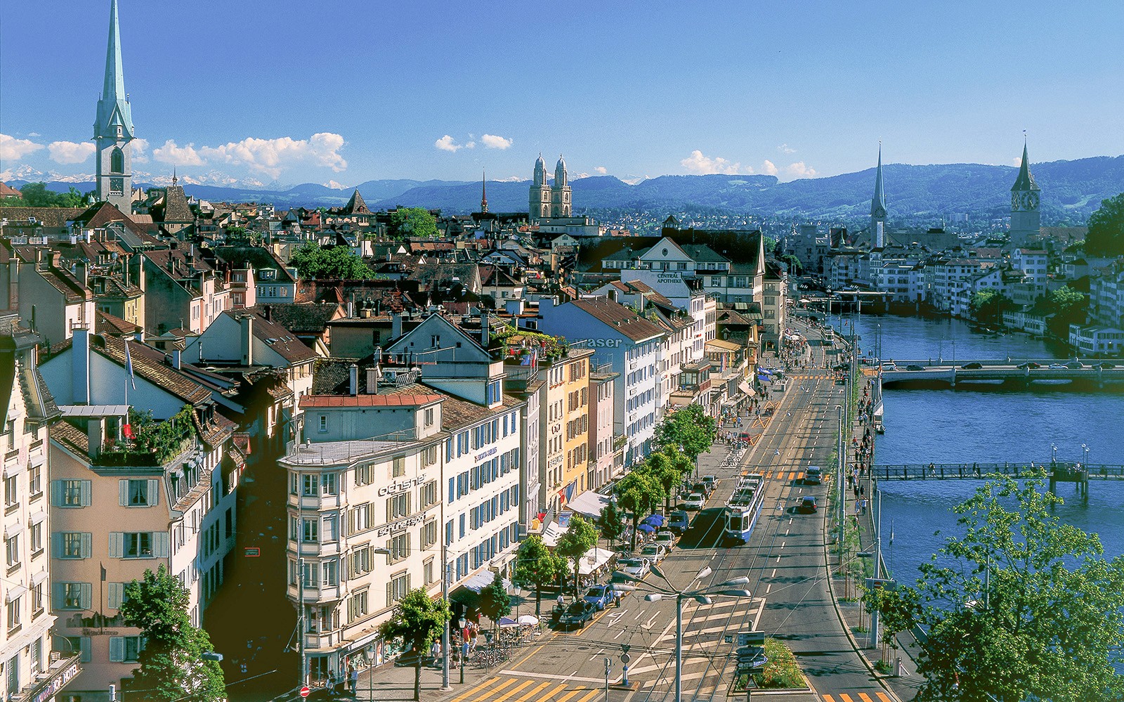 취리히의 역사적인 지역을 조망할 수 있는 프라우뮌스터 교회와 리마트 강의 공중 전망을 포함한 '더 취리히 익스피리언스 투어'.