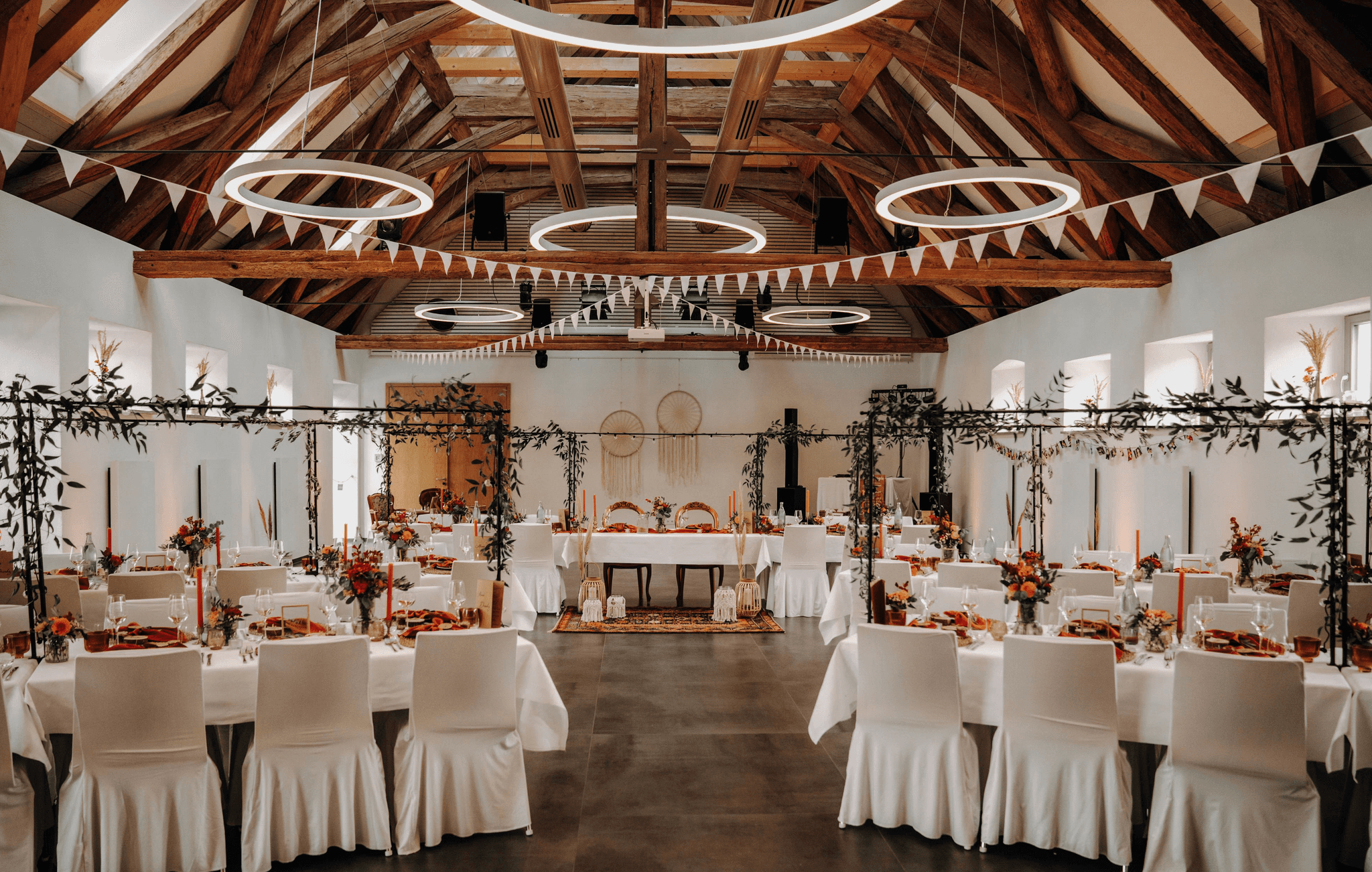 Festlich dekorierte Scheune im Schafhof Wiesentheid mit moderner Beleuchtung für Hochzeiten in Unterfranken.