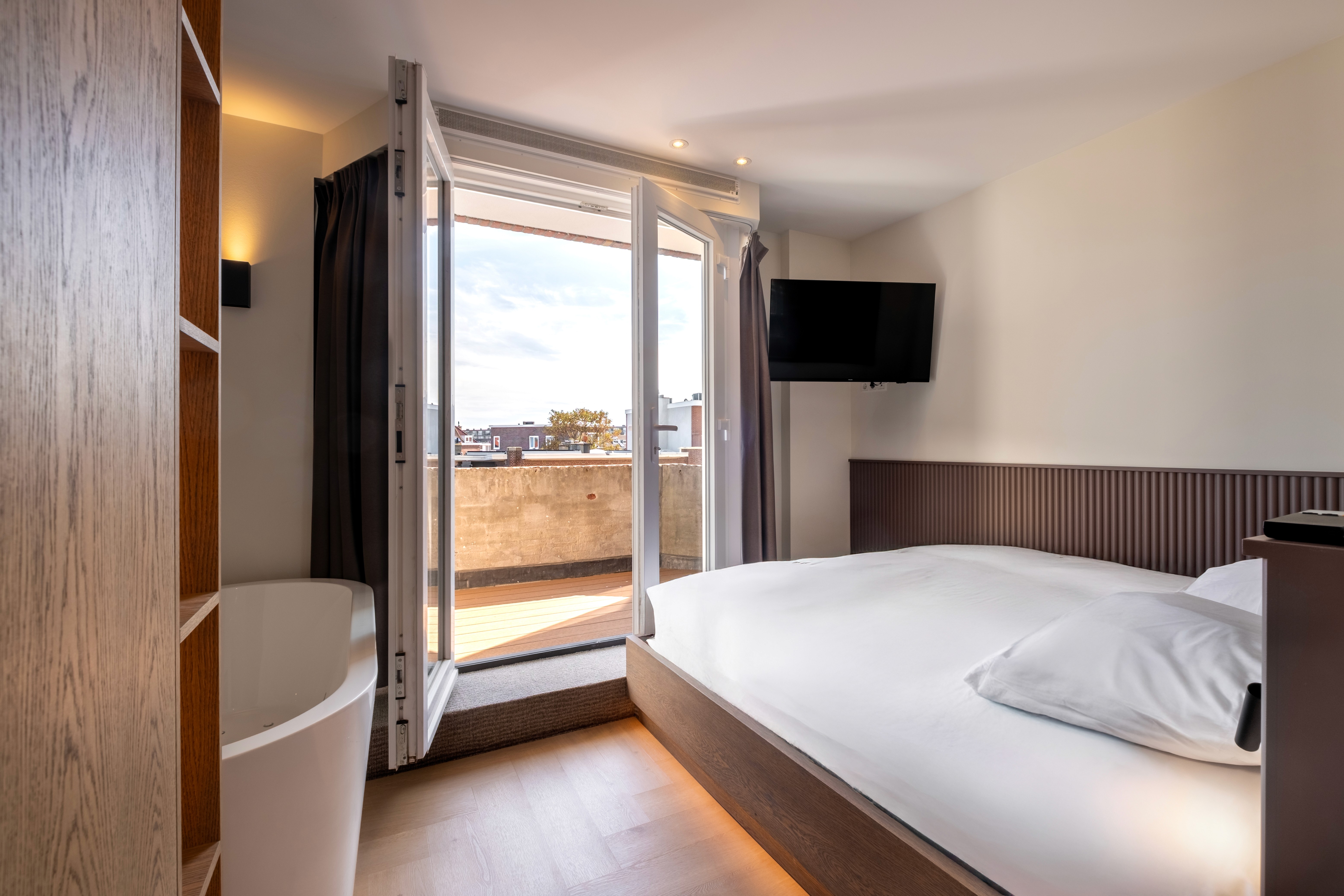 Luxe hotelsuite met privé sauna en balkon bij Hotel Four Stories