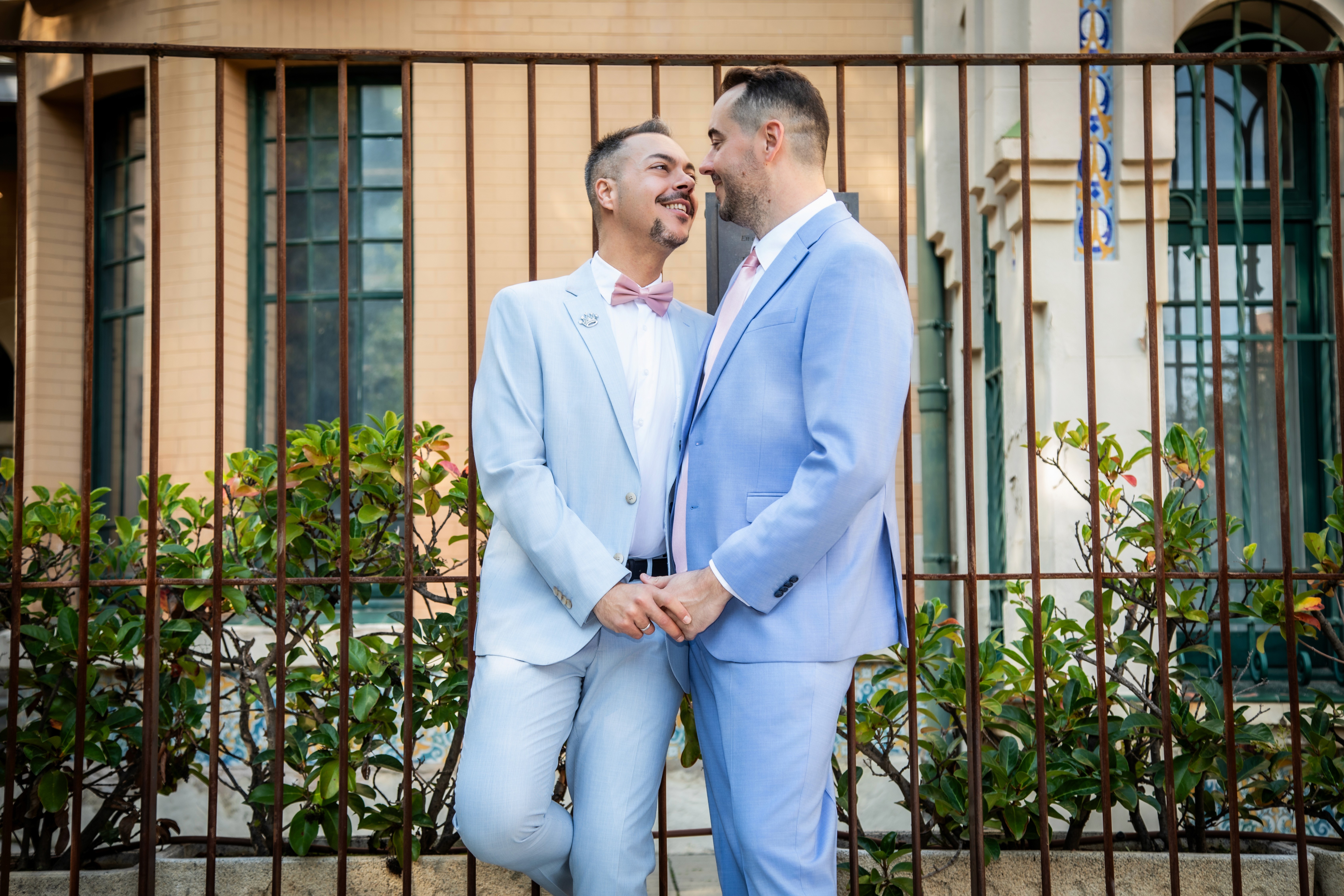 Sesión de boda. Pareja mirandose