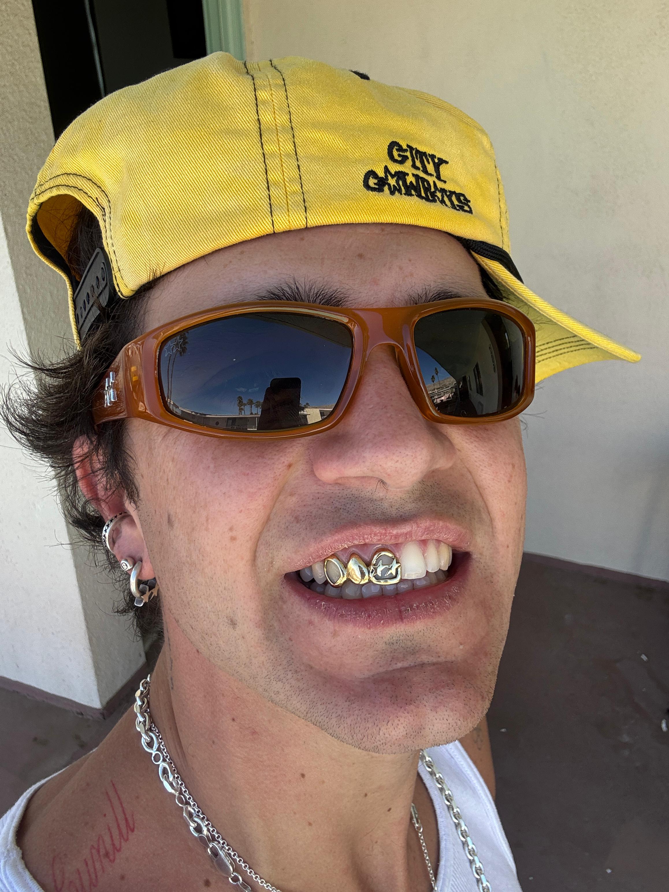 Joan, CEO de Twojeys llevando un grillz de Ofensa