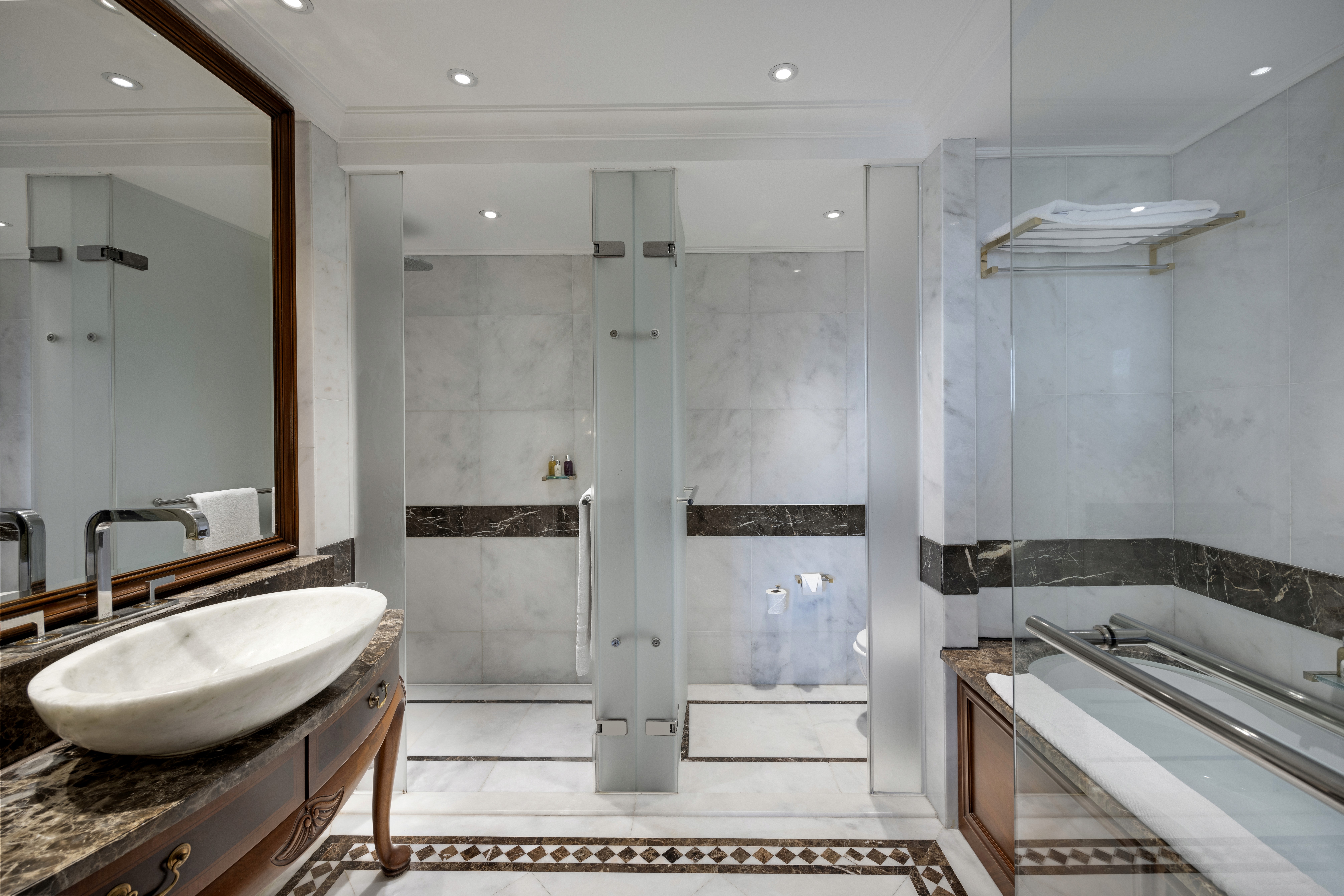 Bright and clean bathroom design with refined details, offering both functionality and comfort.