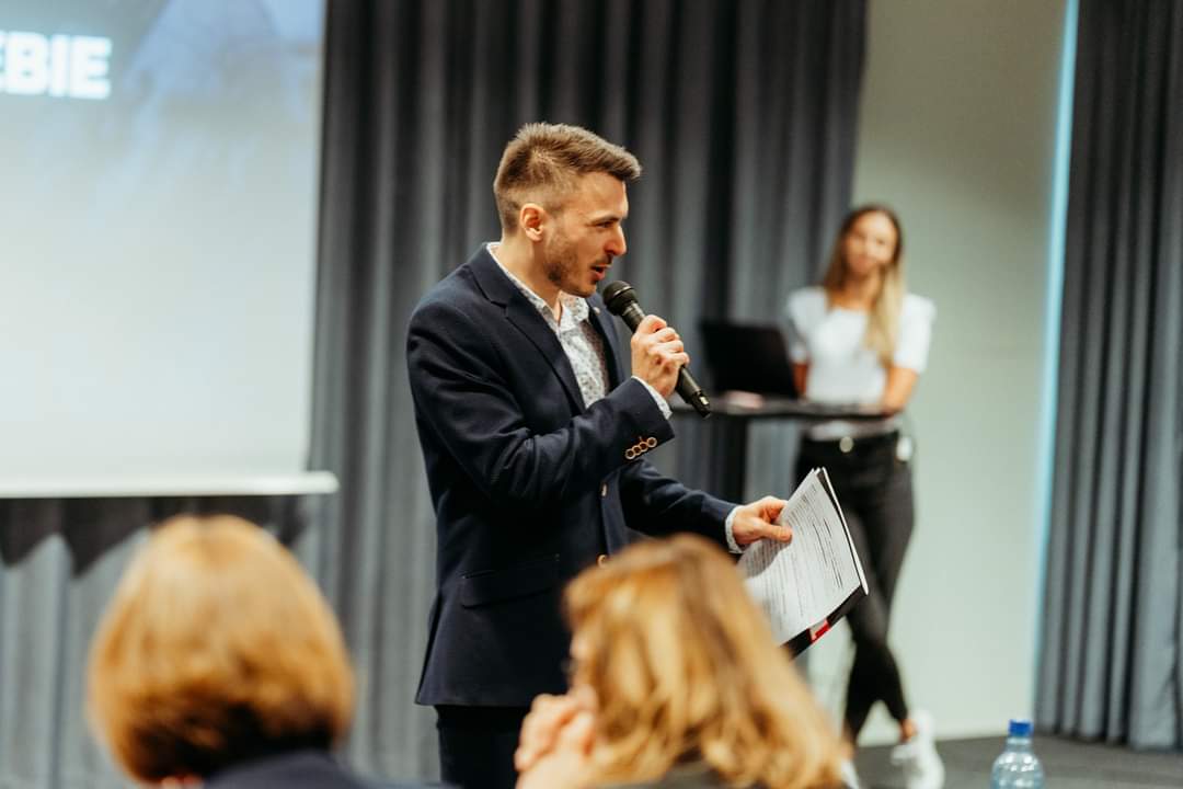 Alan Borys występujący na scenie