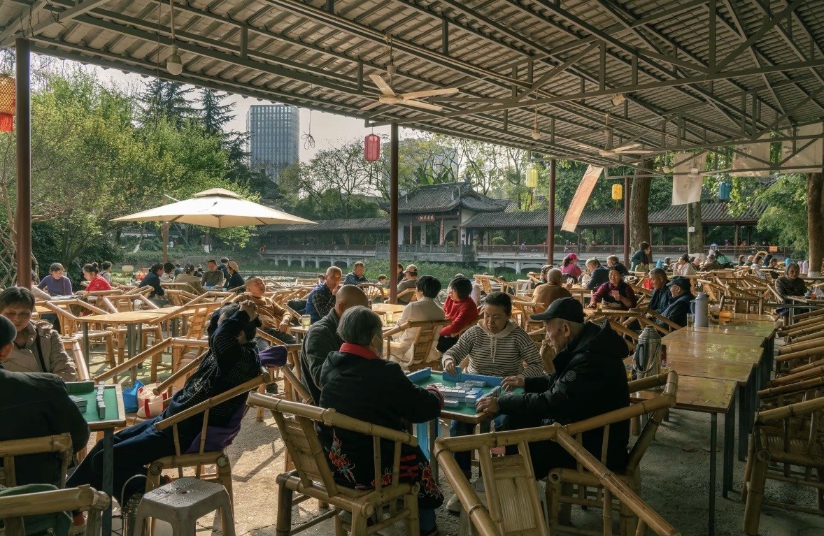 People playing mahjong at outdoor tea houses in Chengdu People's Park
