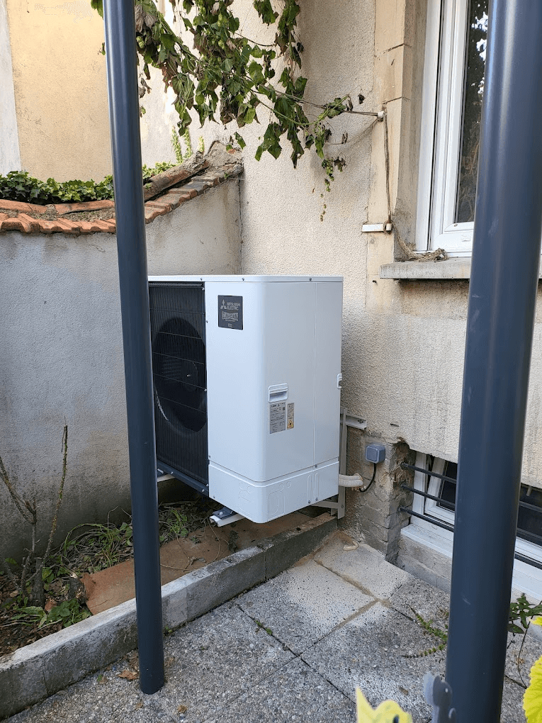 Pompe à chaleur air-eau de la marque Mitsubishi Electric installée chez un particulier à Jarville