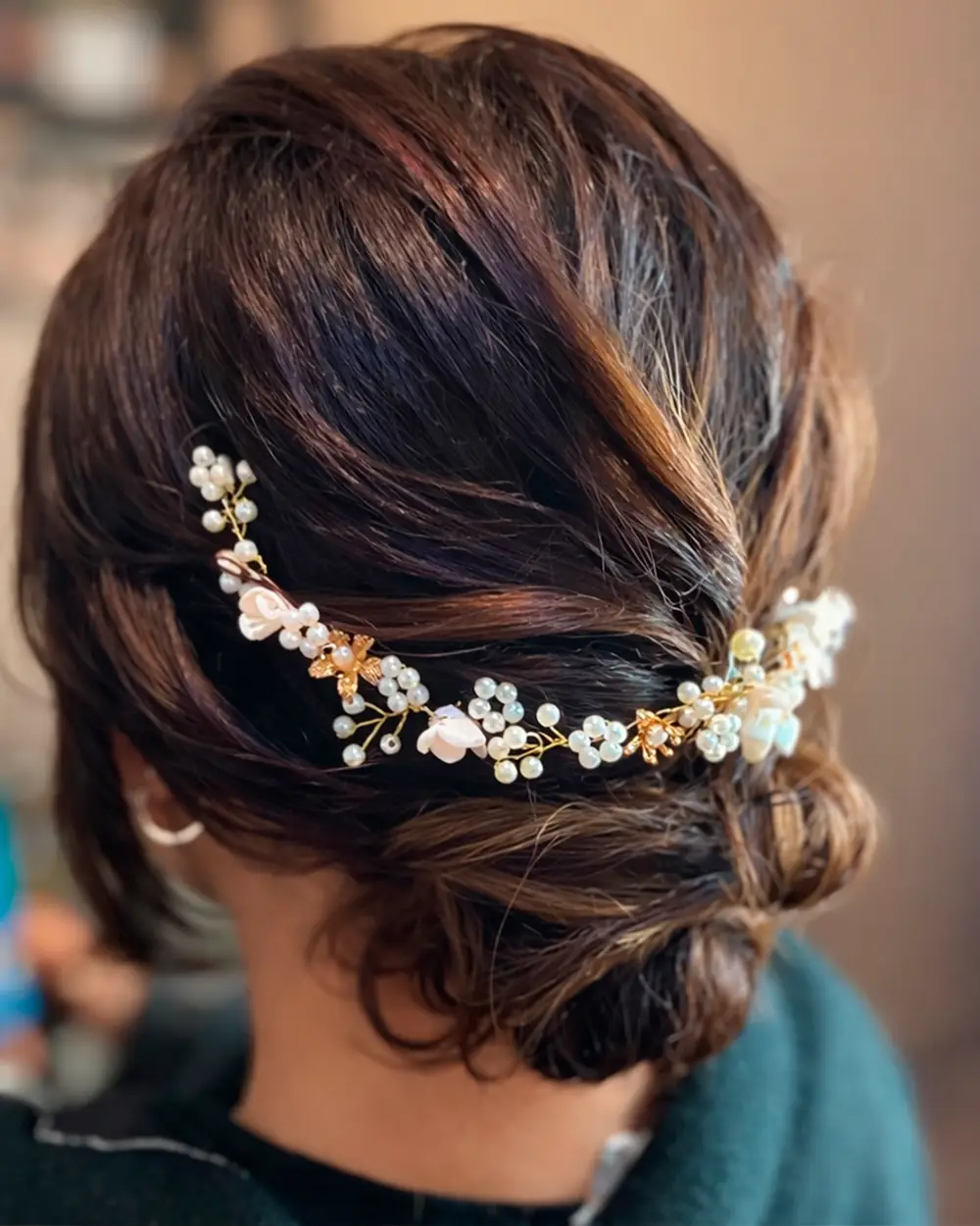 Peineta con perlas blancas, pequeñas flores opacas en tono marfil y estructura dorada