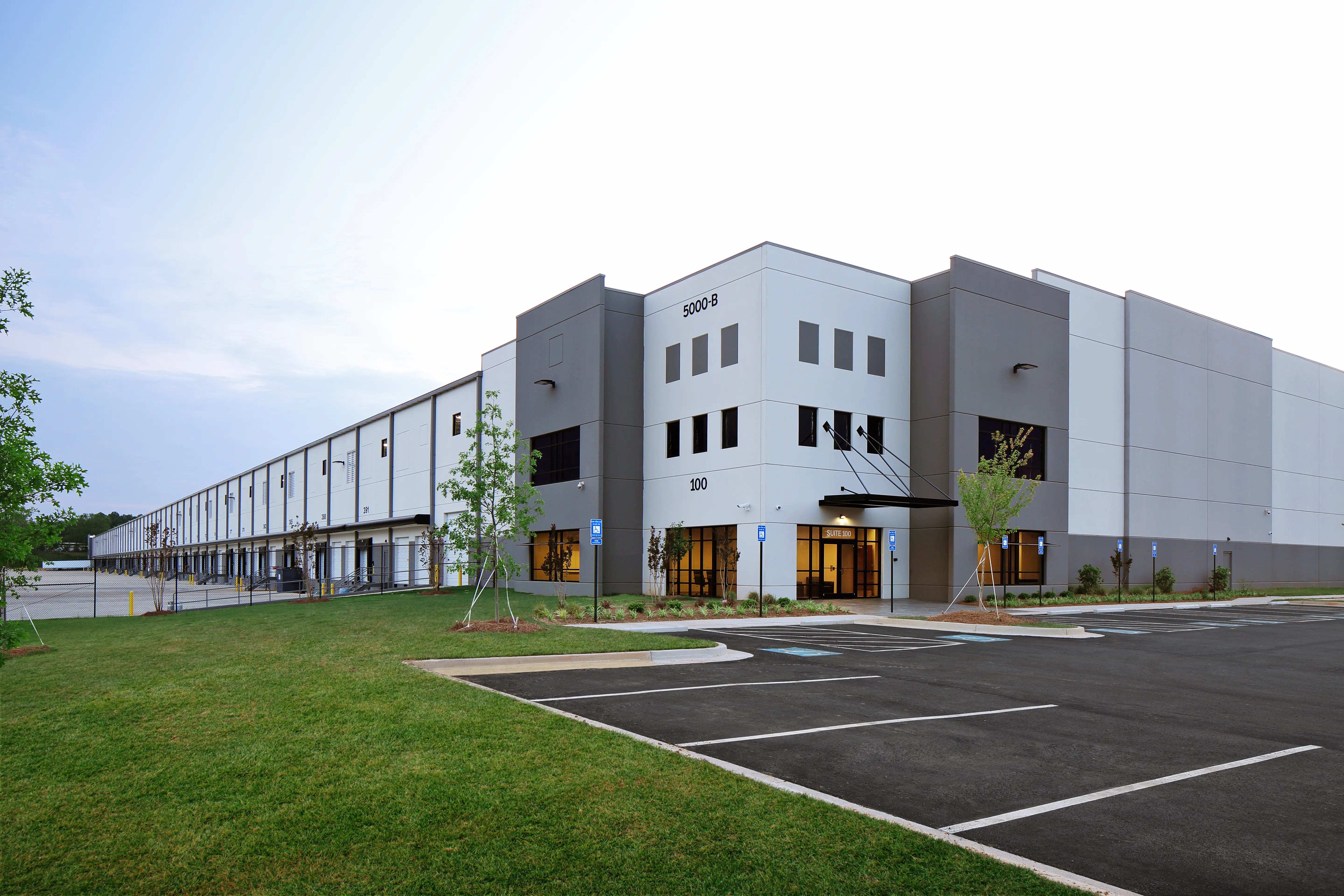 Façade d'un bâtiment tertiaire moderne concerné par le DPE