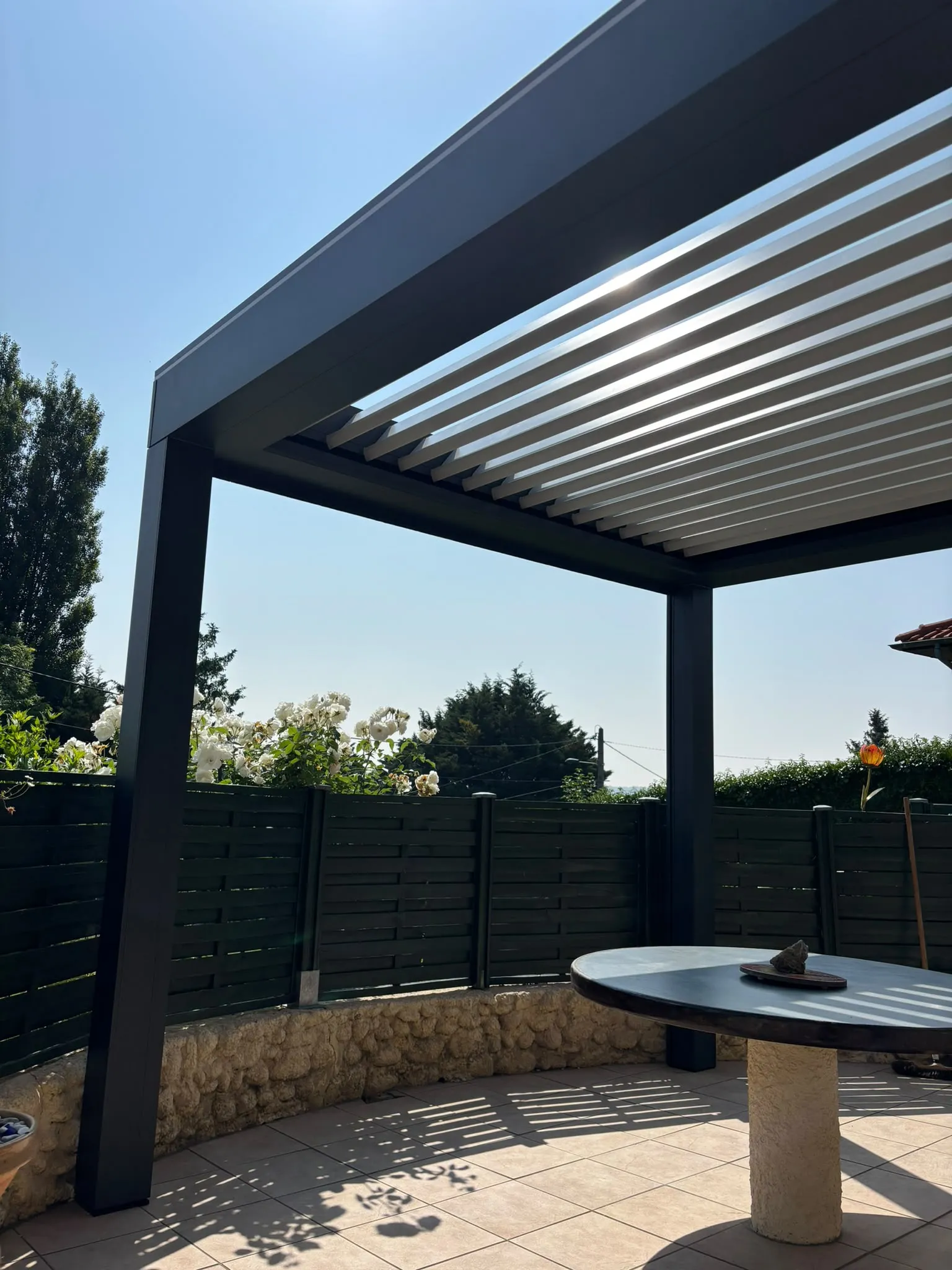 Structure de pergola ouverte sur le jardin — AFermetures