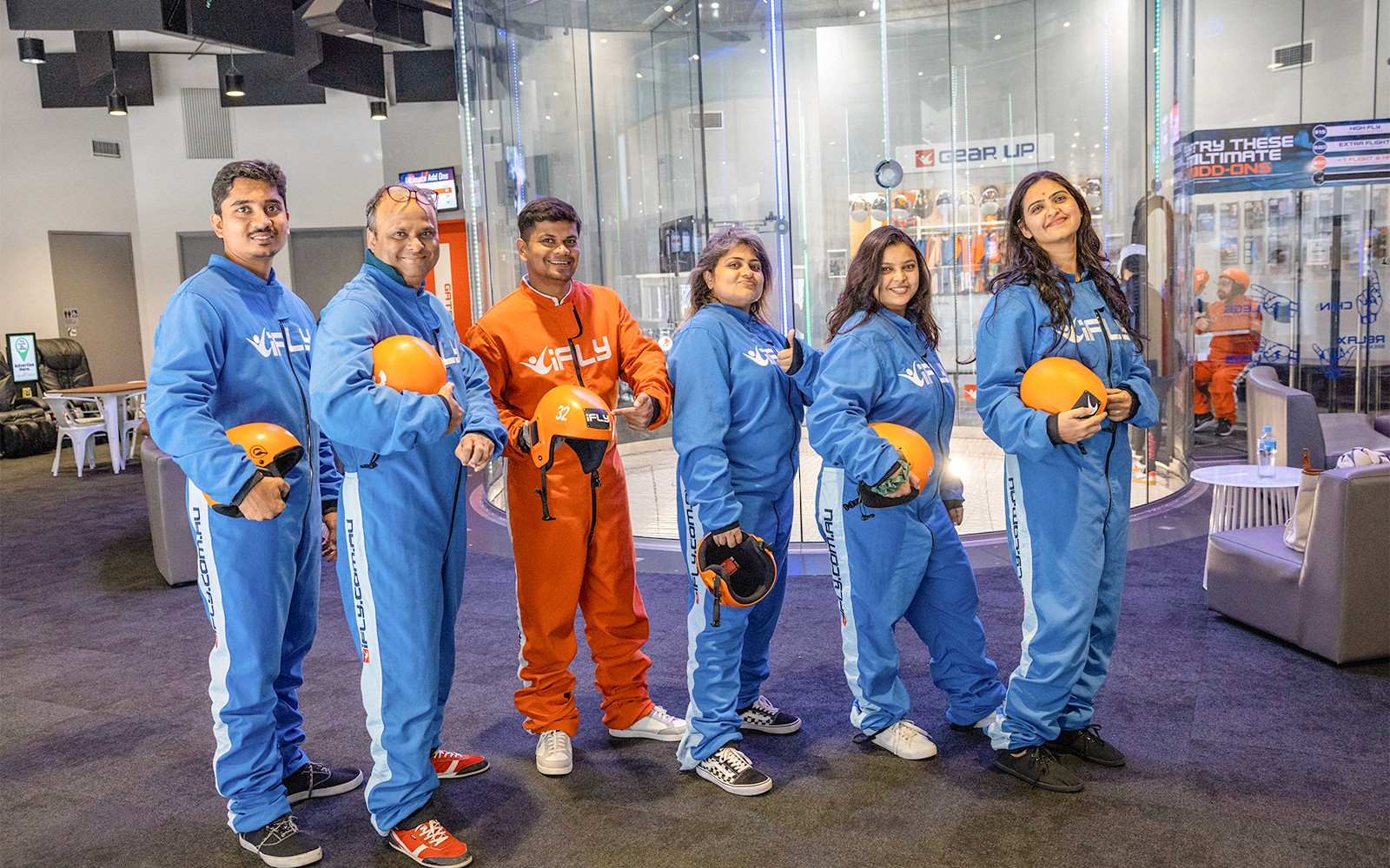 amici che posano nell'iFly Sydney Indoor Skydiving