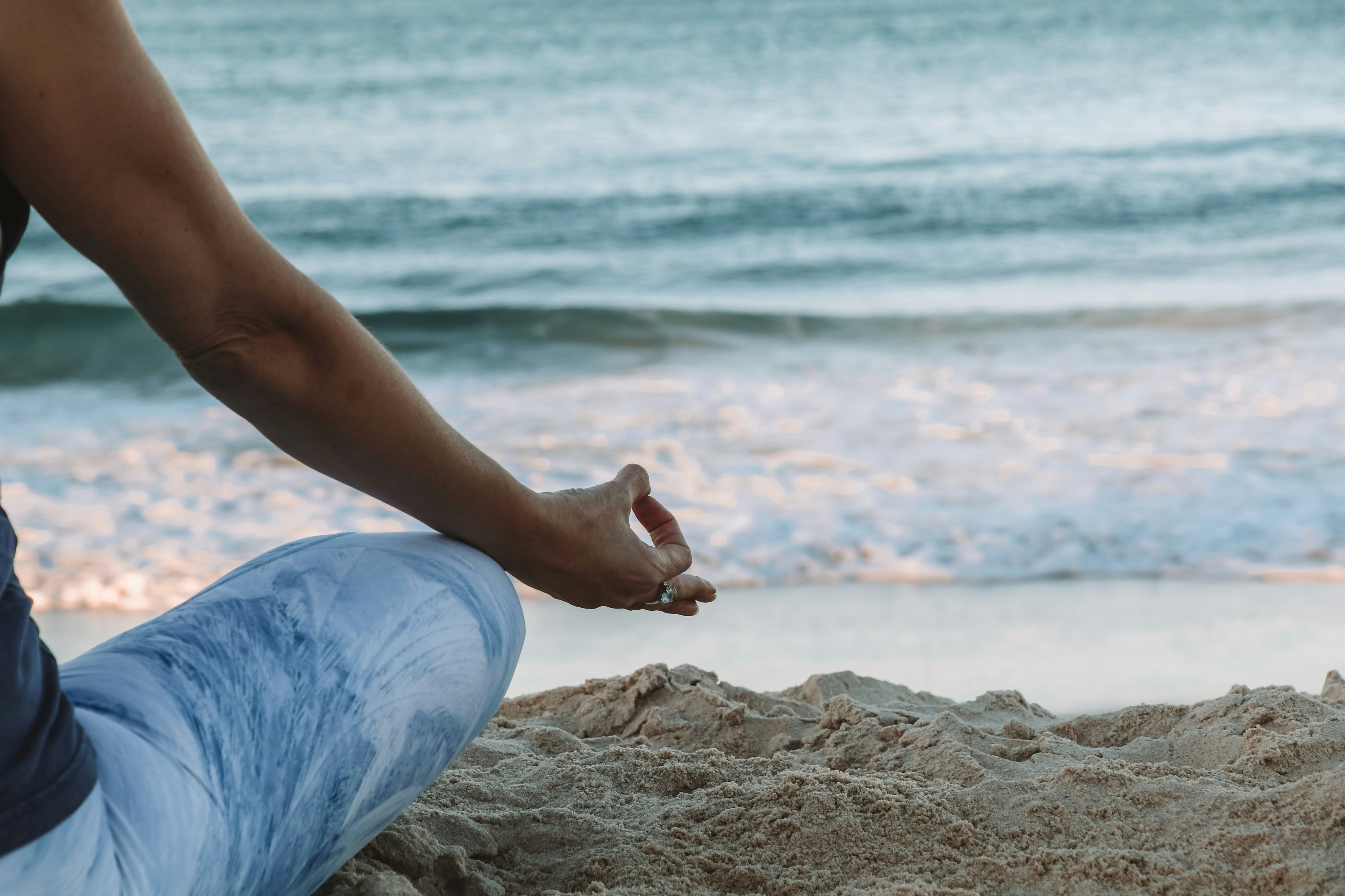 mujer meditando frente al mar