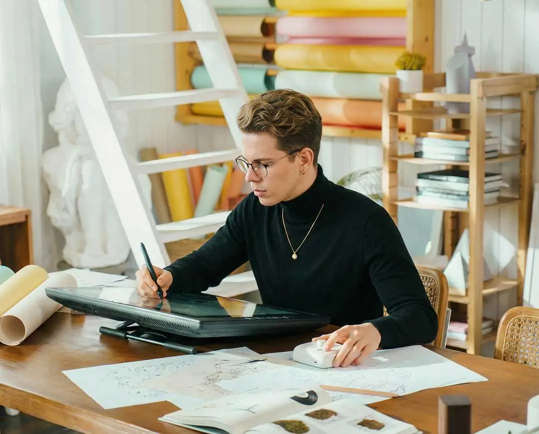 Uomo lavora al computer