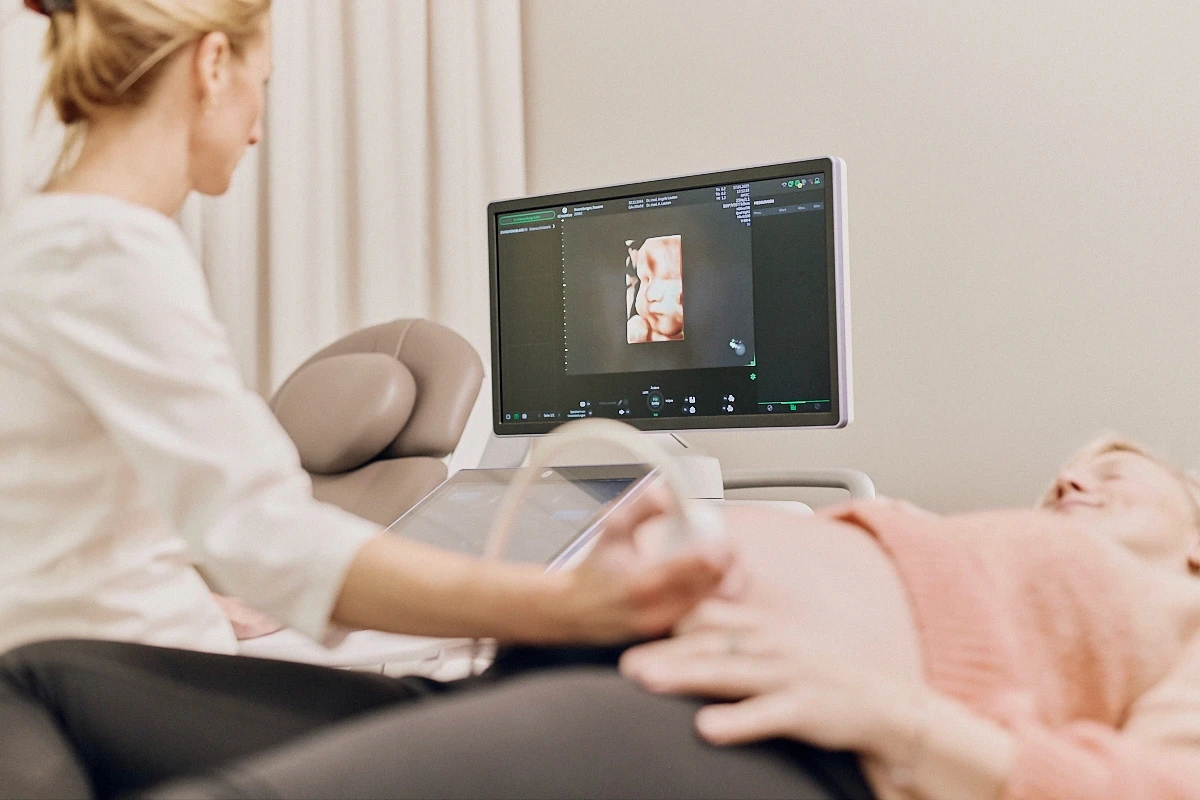 3D-Ultraschall-Bild eines ungeborenen Babys in der Praxis Dr. med. Angela Lauten in Erfurt, spezialisiert auf Pränataldiagnostik, Feindiagnostik, Pränatalmedizin, Frauenheilkunde und Gynäkologie