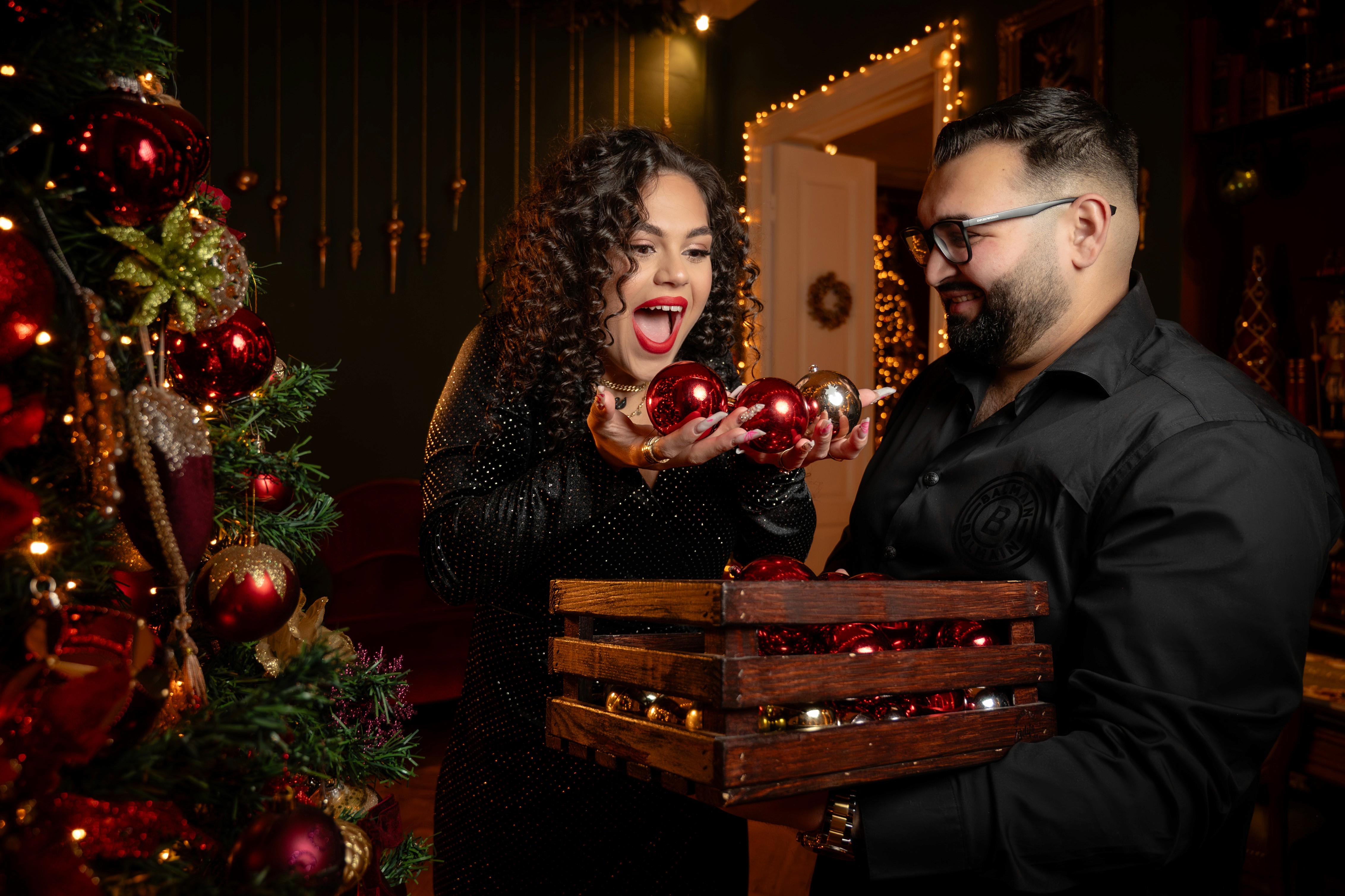 Portret de Crăciun într-un decor clasic, lumină caldă și detalii festive