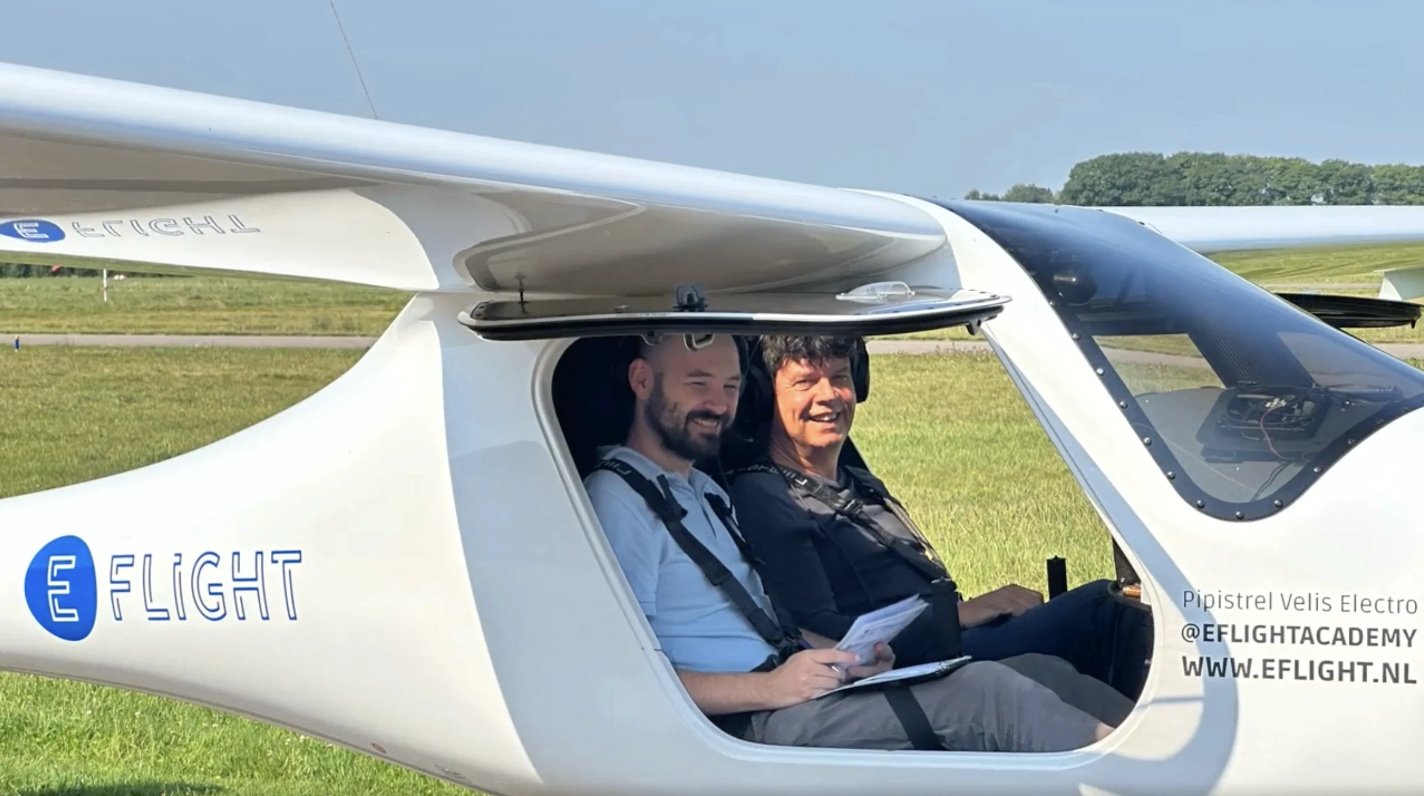 Vlieginstructeur en student bereiden zich voor op vertrek in een elektrisch vliegtuig.