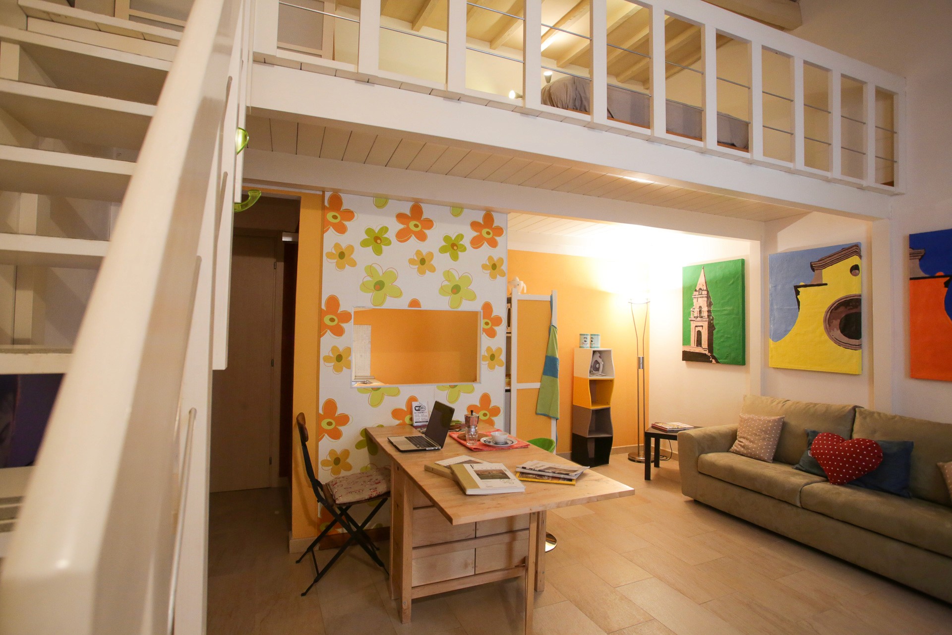 immagine del salotto con divano e tavolo