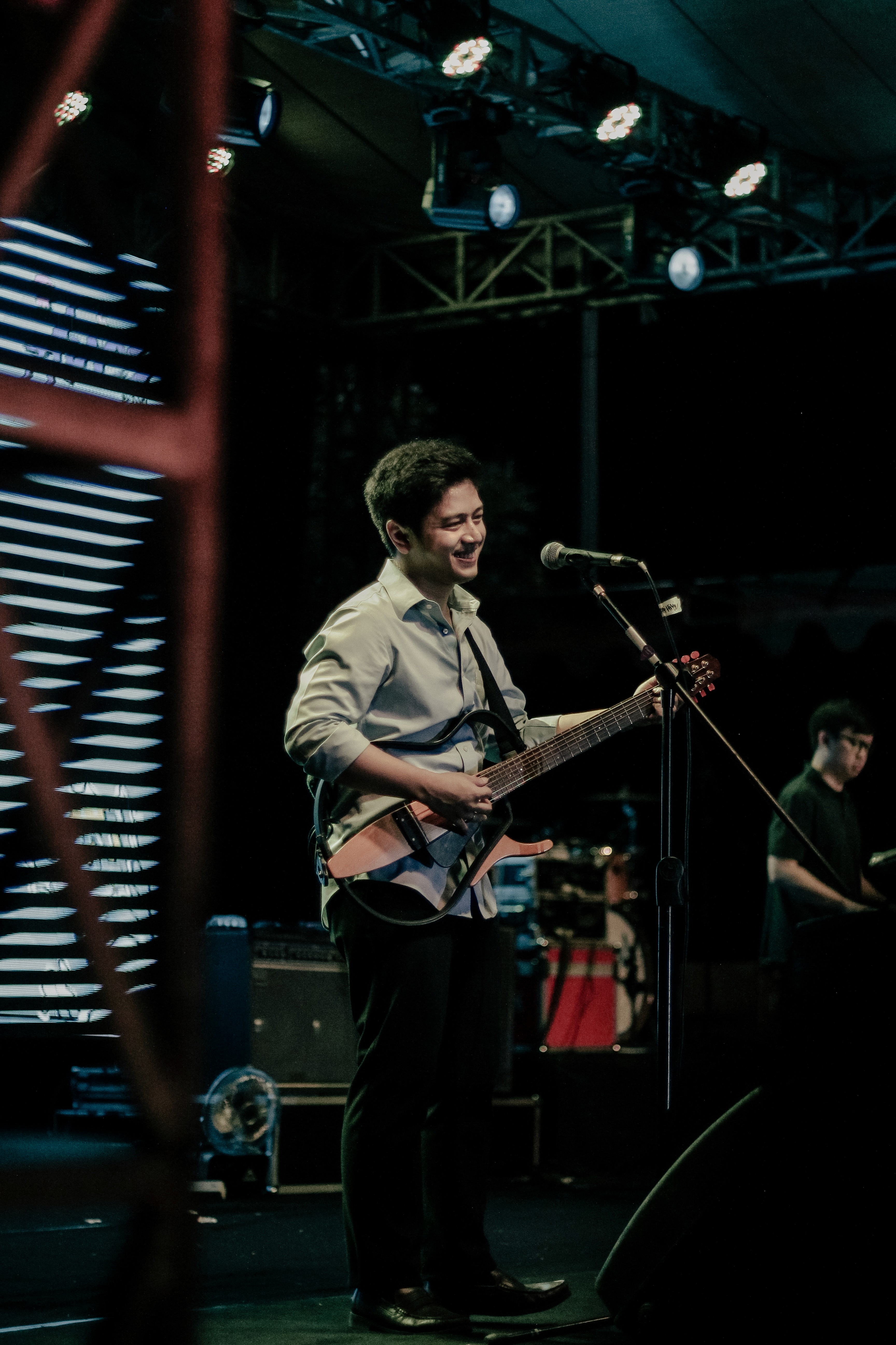 Guitarist of HIVI!, Perform at Aves Surabaya