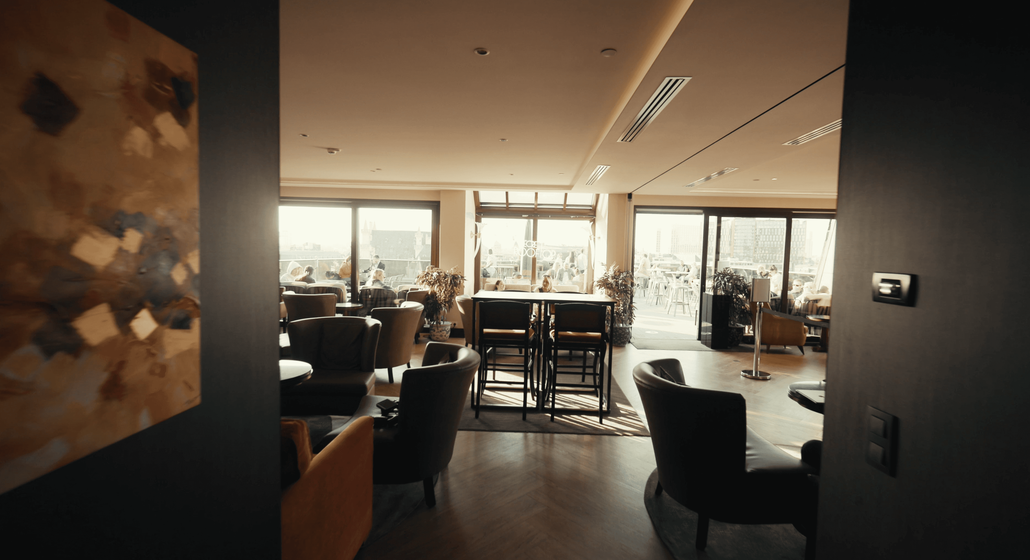 Intérieur du rooftop Warwick Brussels filmé pour une vidéo de présentation