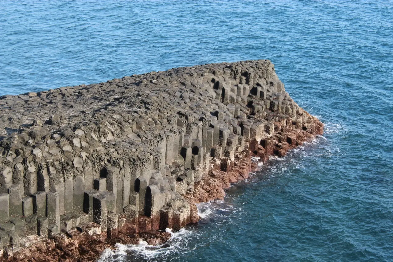 vulkanisch gesteente aan het water op jeju island