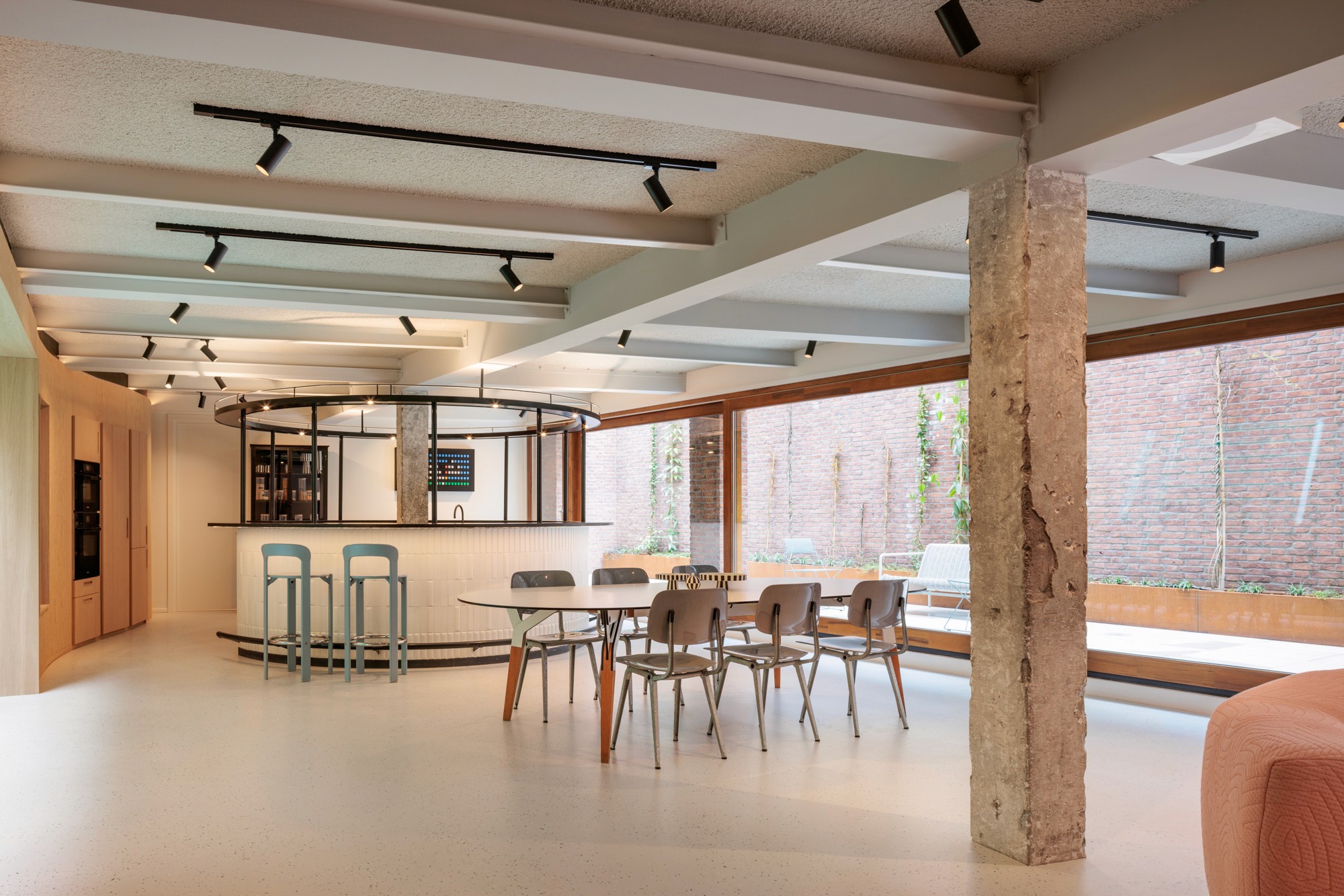 Positive Space, herenhuis - studie staand