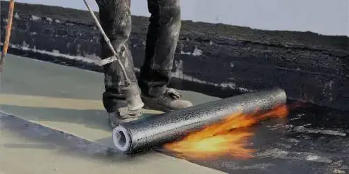 man die bitumen dakbedekking aanlegt