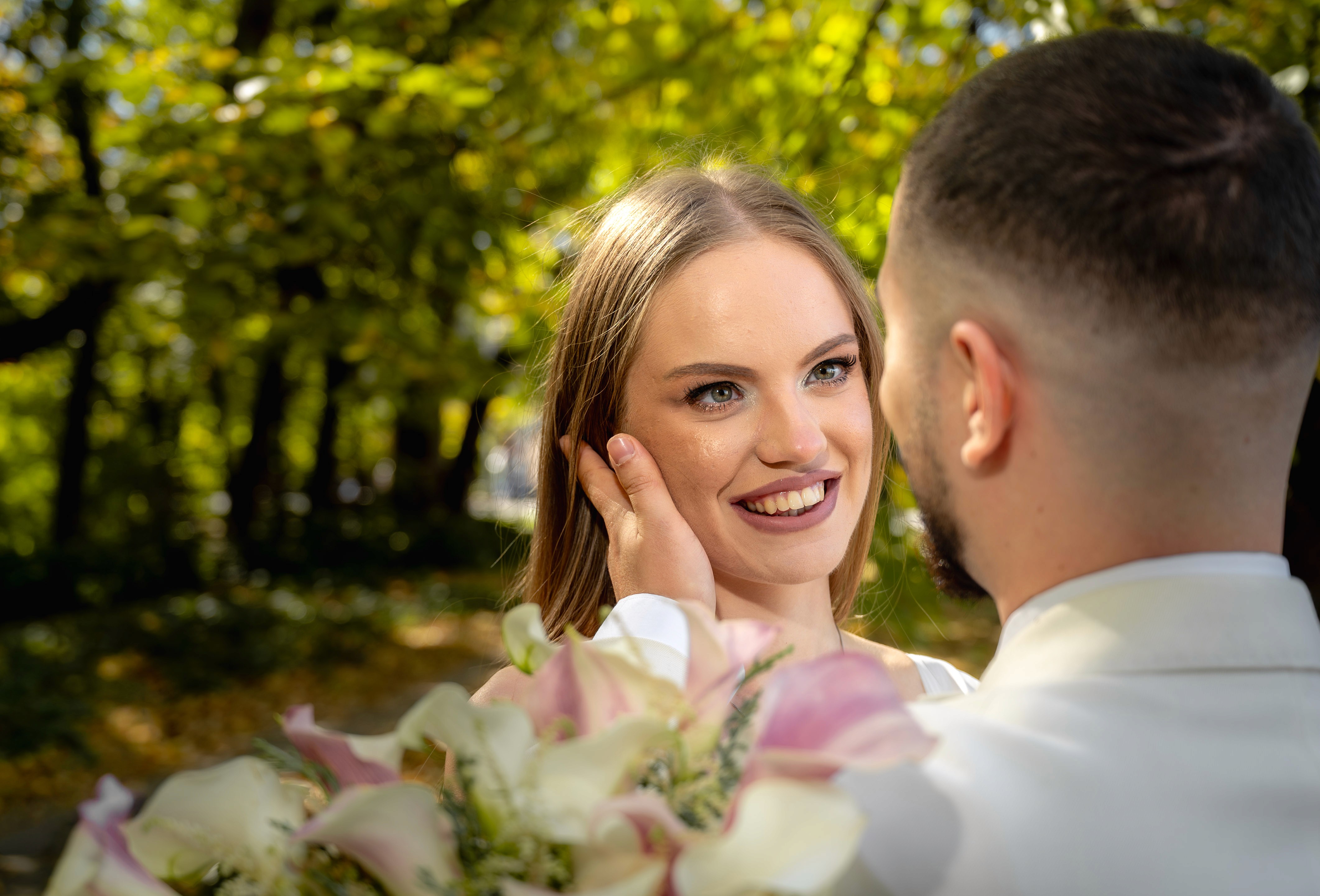 Portret de cuplu după ceremonia de cununie civilă.