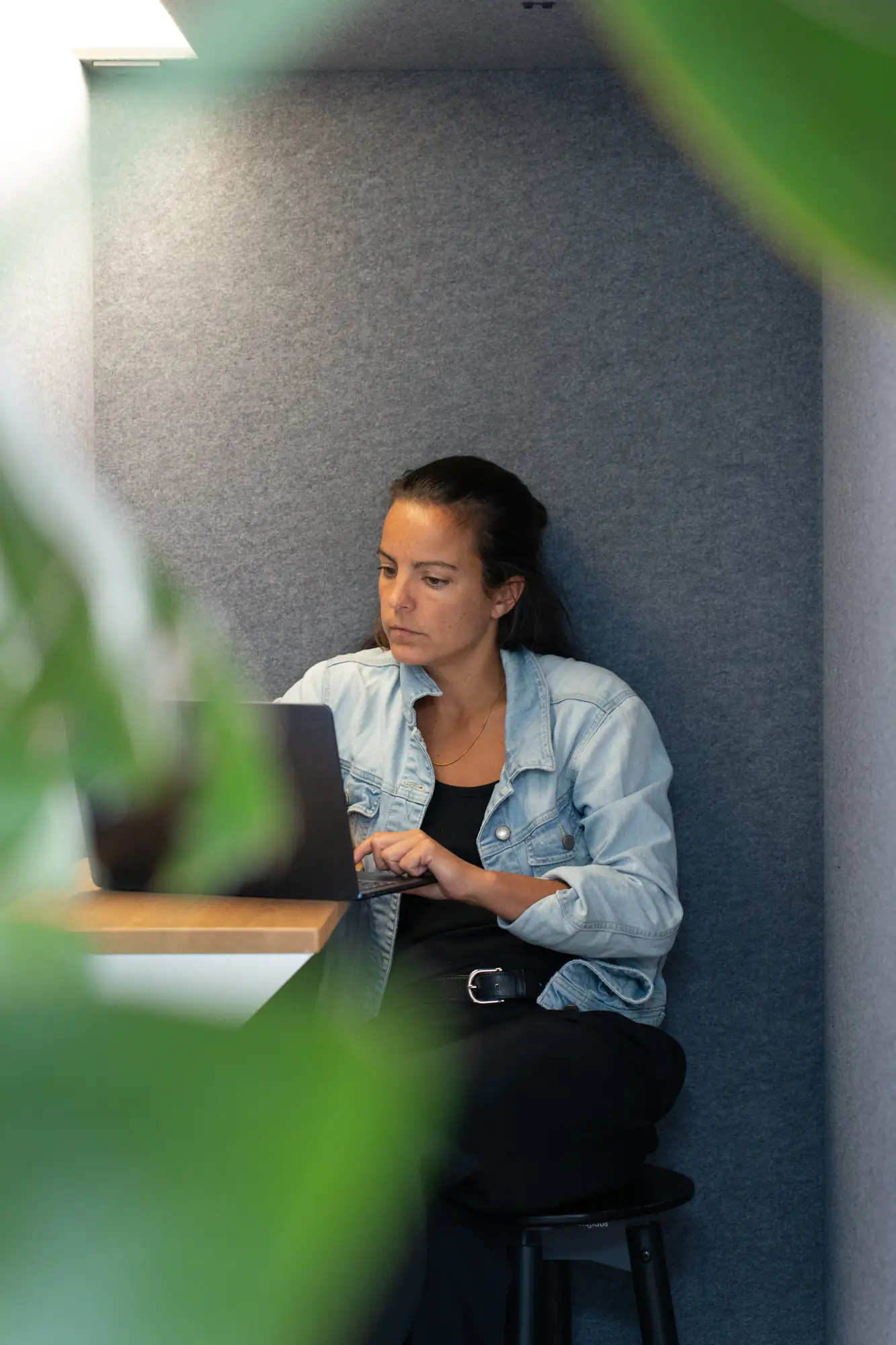 weWow-medewerker aan het werk op kantoor