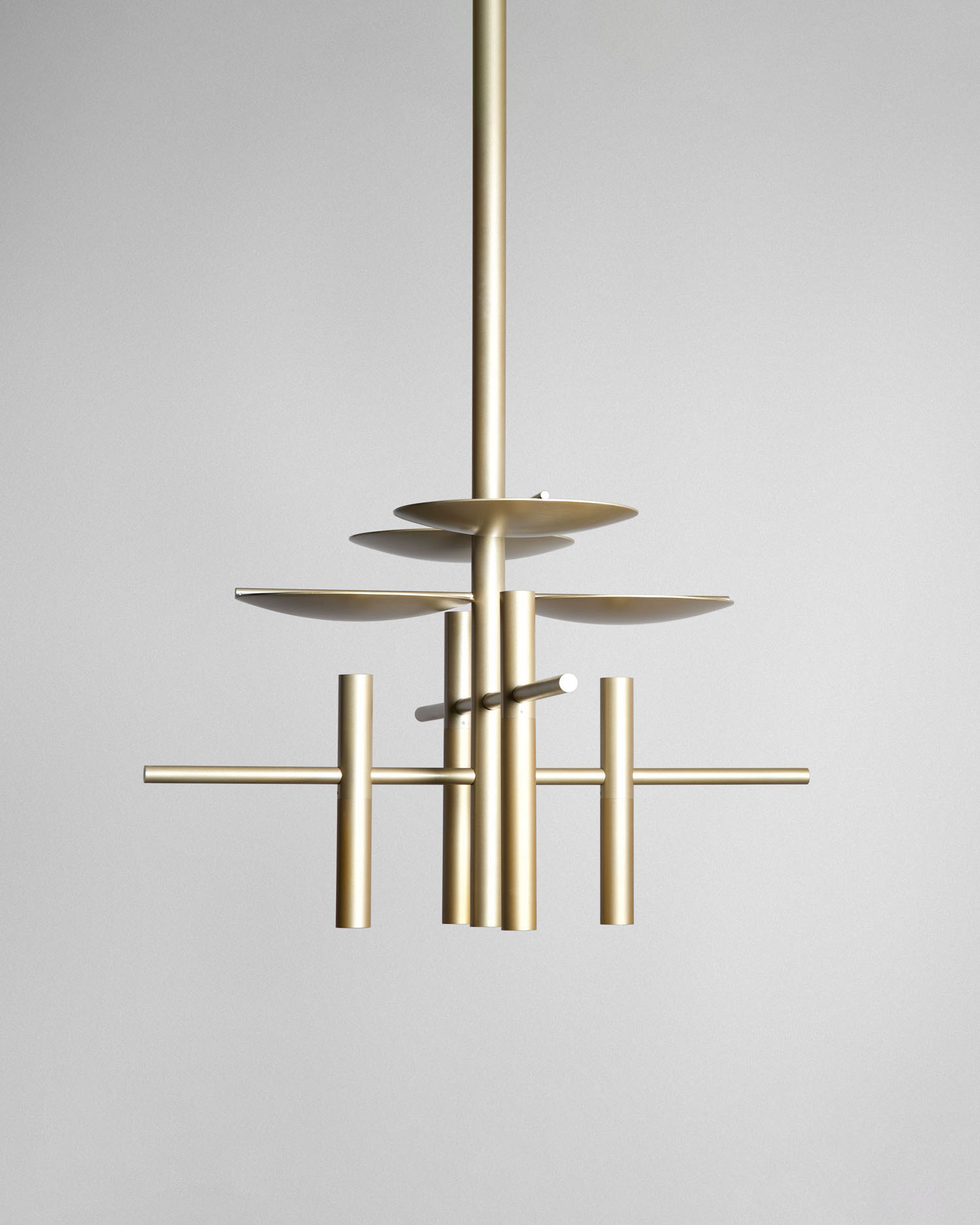 cover-lunae-chandelier-i04-vertical-brass-jiri-krejcirik-2.jpg