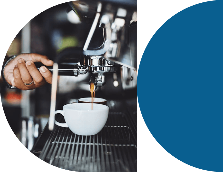 Persona usando una máquina de café expreso