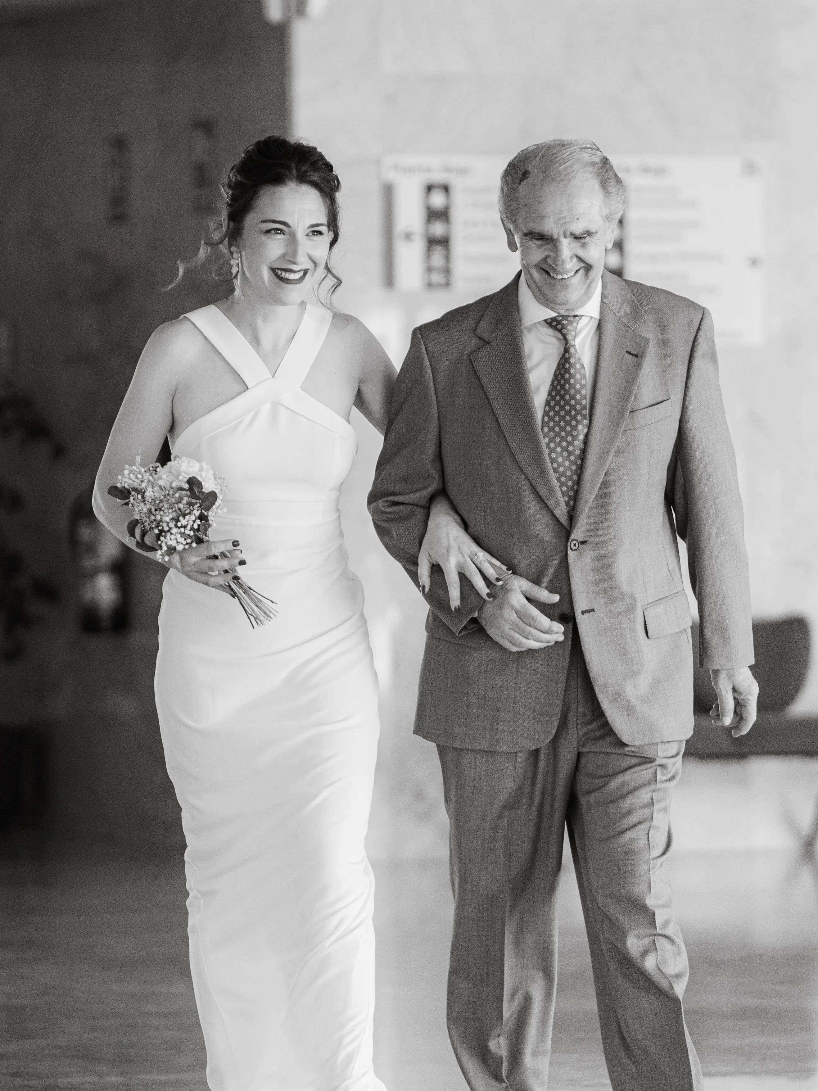 Padre acompañando a su hija hacia el altar durante la boda