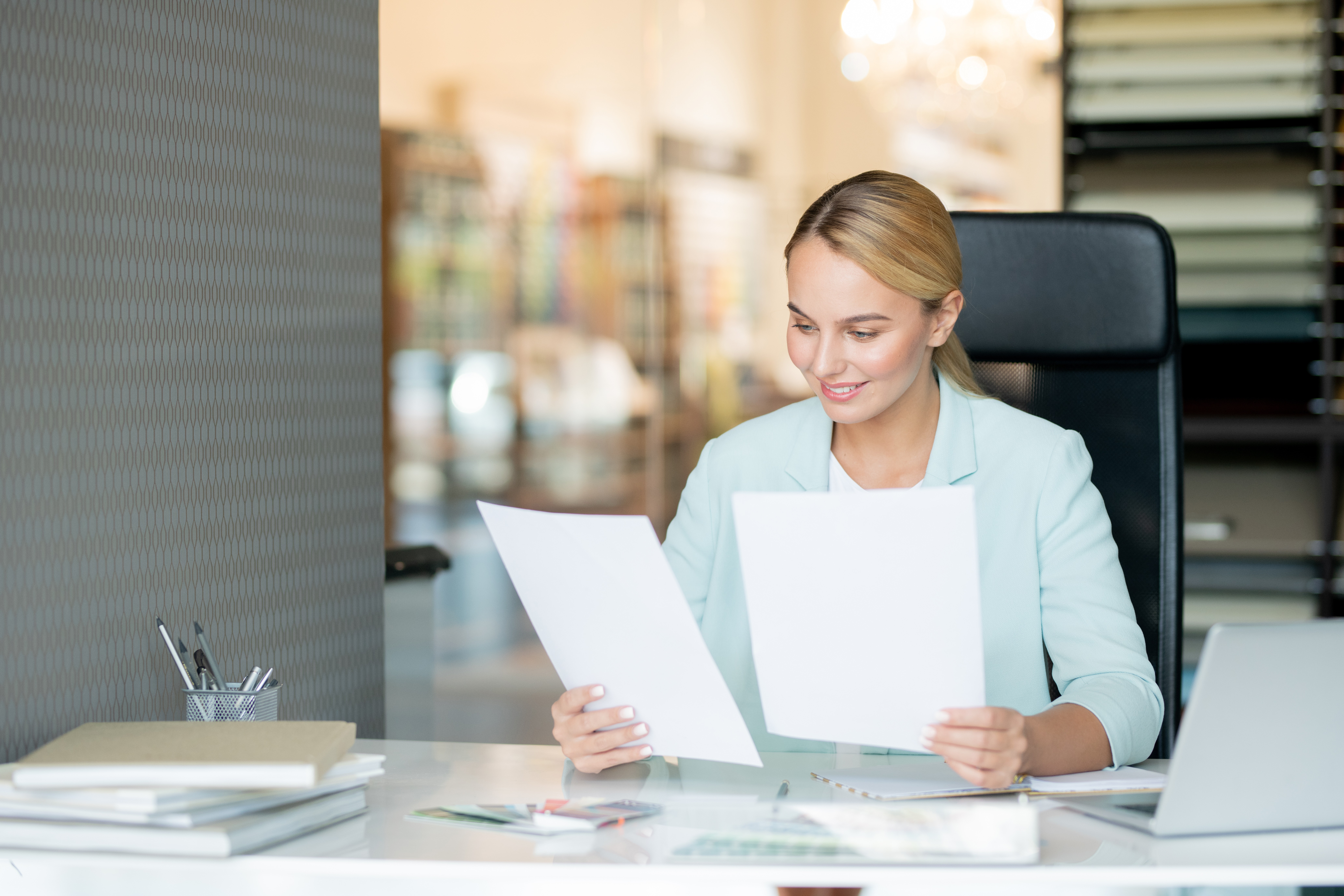 Księgowa analizująca dokumenty klienta w biurze