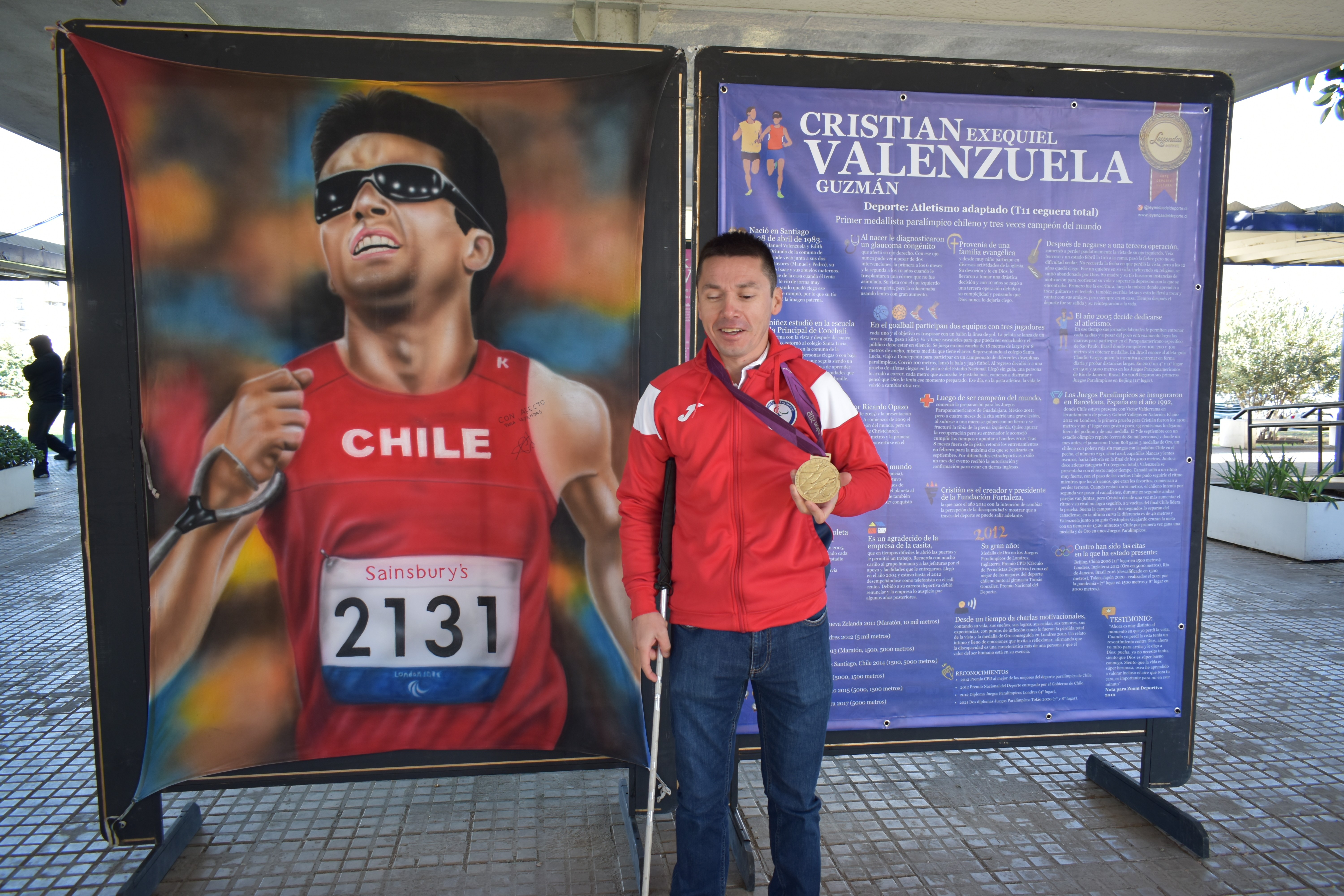 Cristián Valenzuela, atleta paralímpico chileno campeón, parte de la exposición Leyendas del Deporte en USACH.