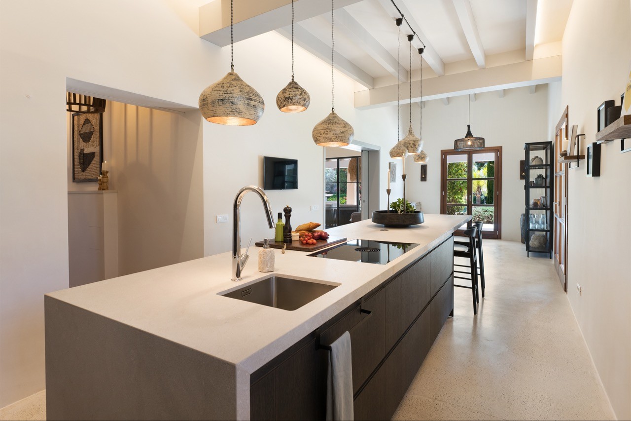 Interior Design und Home Styling Mallorca Küche in einer Finca in Santanyí mit Kochinsel und natürlicher, zeitloser Gestaltung