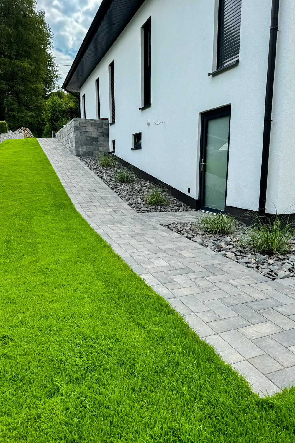 Gepflasterter Gartenweg am Wohnhaus