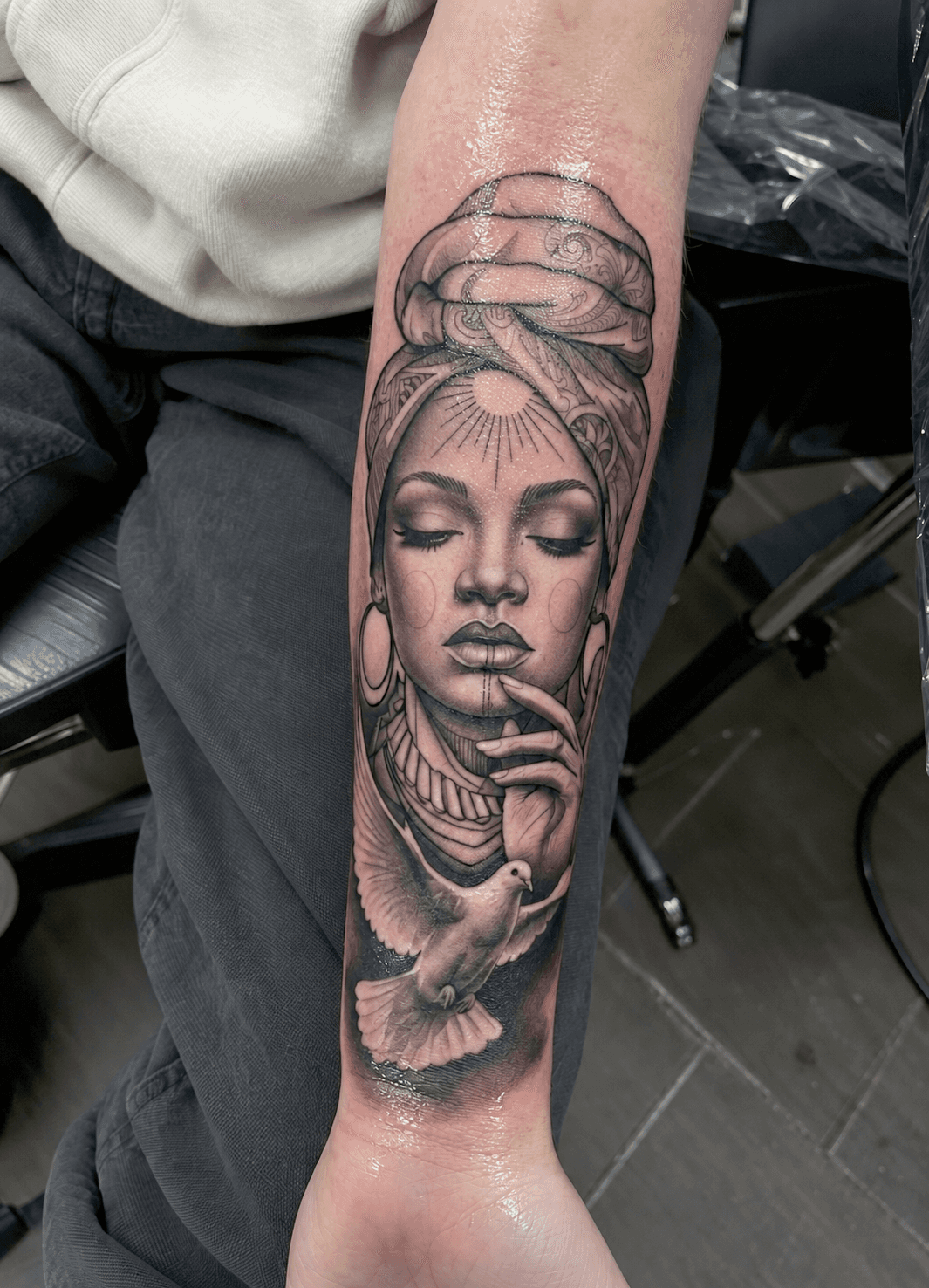 Realistisches Freiheit Tattoo mit fein ausgearbeiteten Details und natürlicher Lichtwirkung
