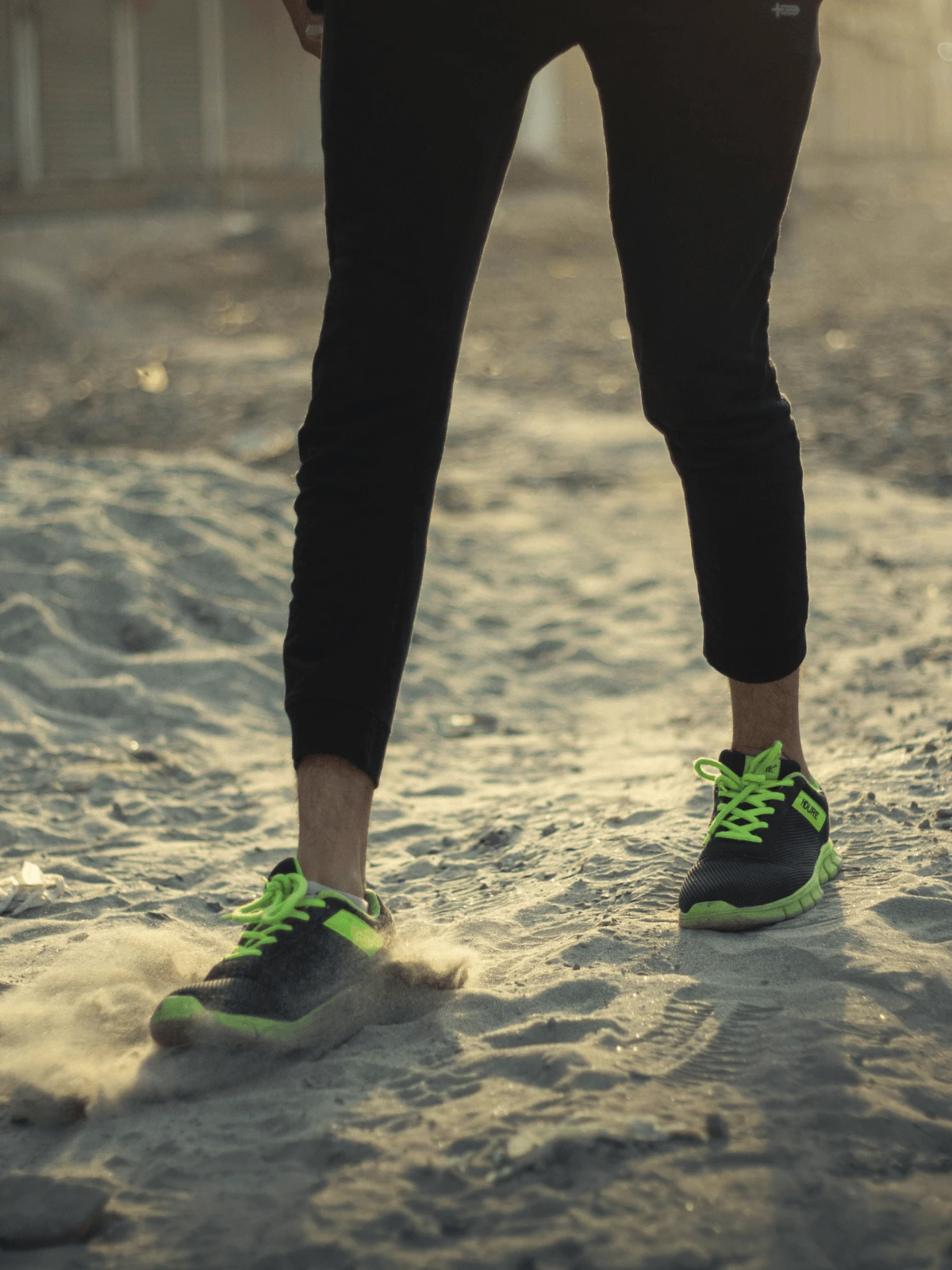Nahaufnahme von den Turnschuhen einer Läuferin am Strand