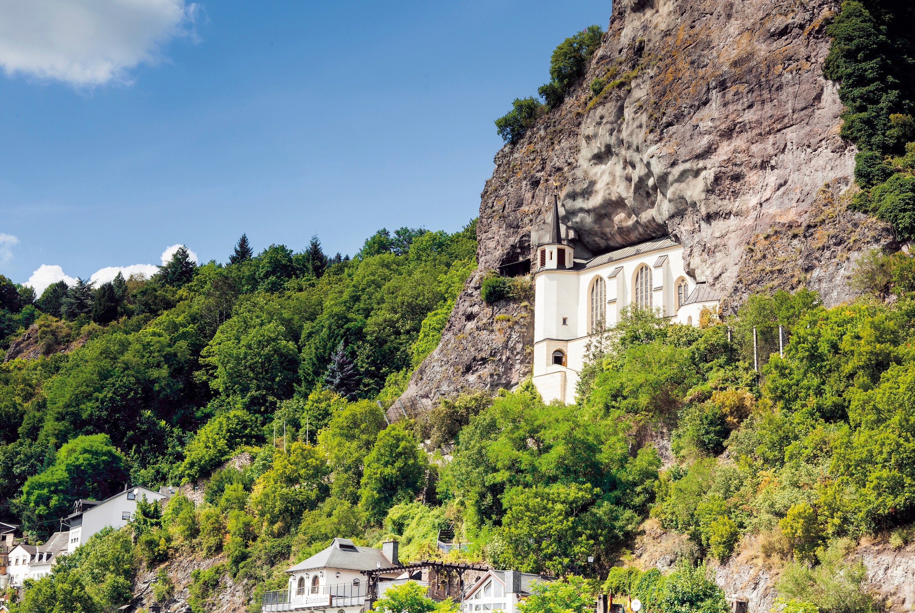 Blick auf die Felsenkirche in Idar-Oberstein Sie ist wohl eine der beeindruckendsten Sehenswürdigkeiten an der Nahe und prägt das gesamte Stadtbild von Idar-Oberstein: Die Felsenkirche in der Edelsteinstadt ist überregional bekannt und thront hoch über der Stadt.