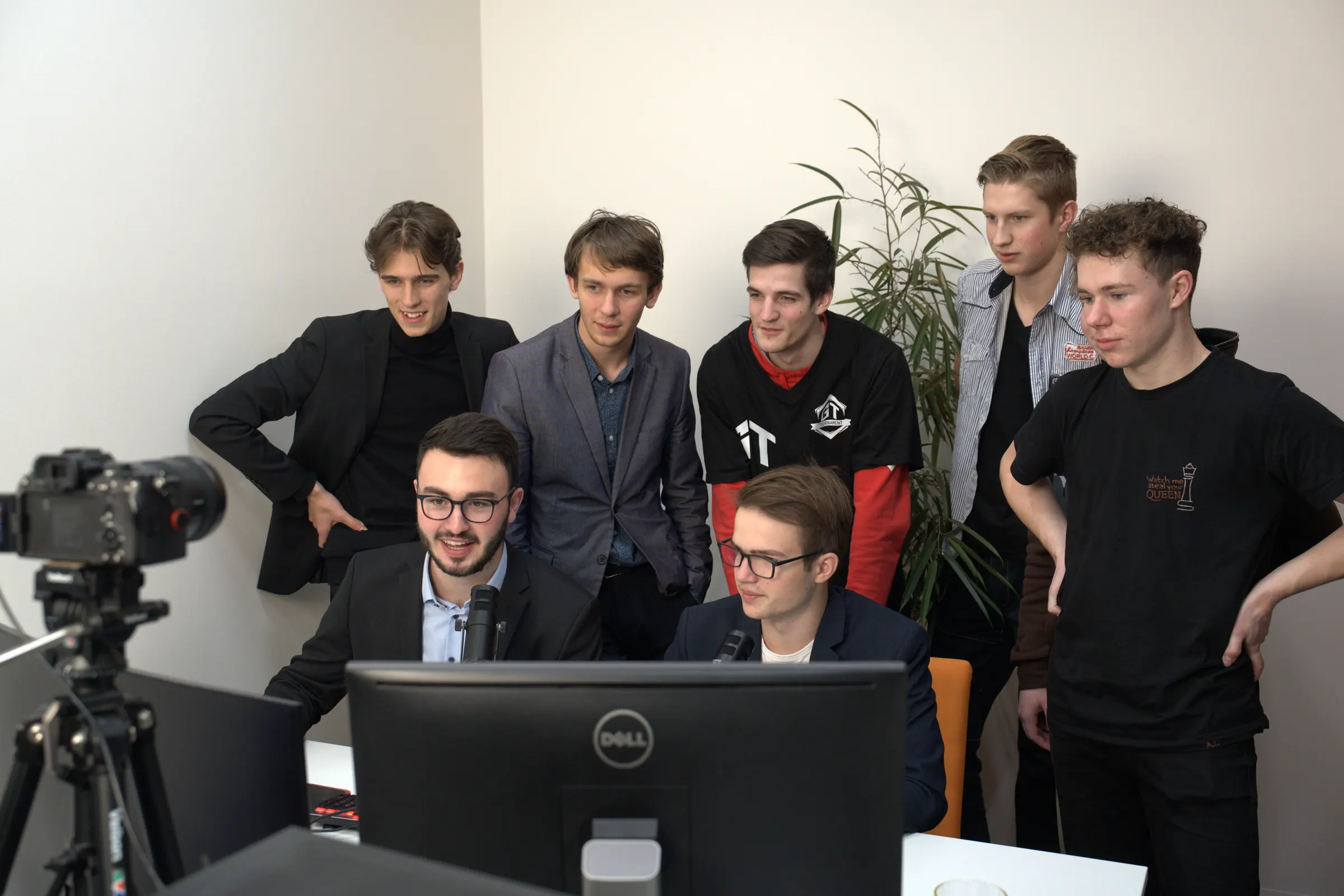 Organizátoři a hráči GT Tournamentu sledují zápas u monitoru
