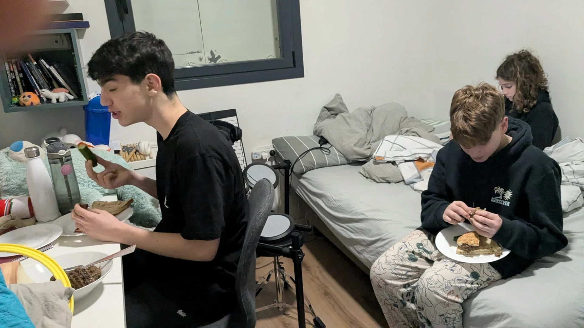 Osoby na materacu w schronie