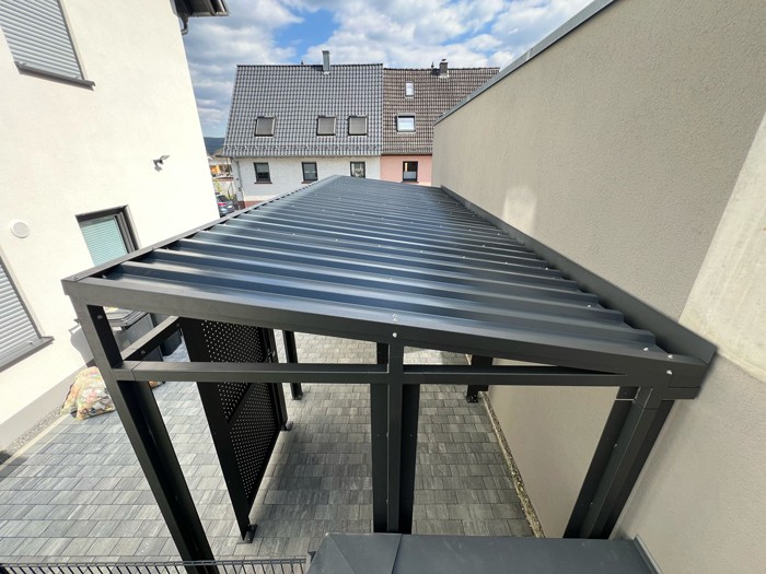 Grundgerüst für eine Überdachung mit Türen. 