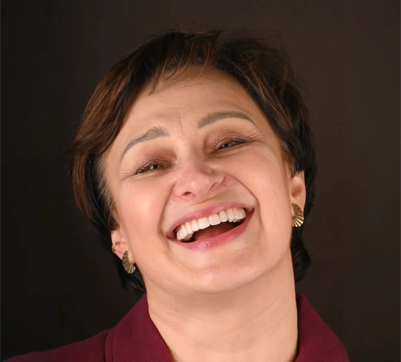 Lekarz prezentujący jak wyglądają nakładki.