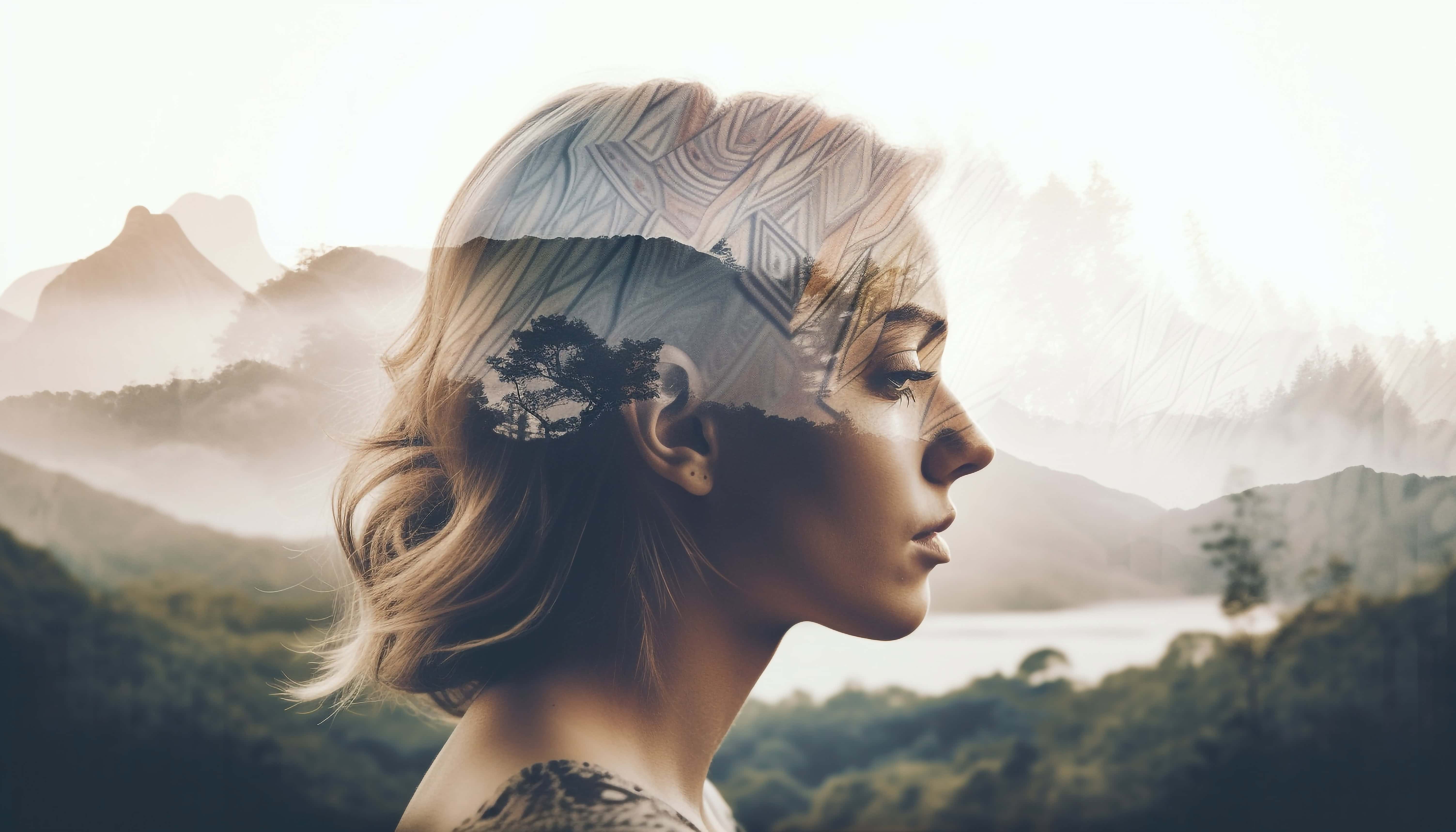 Profil d'une jeune femme en double exposition avec un paysage de montagne brumeux, métaphore visuelle de l'intégration psychique et de la libération après un trauma