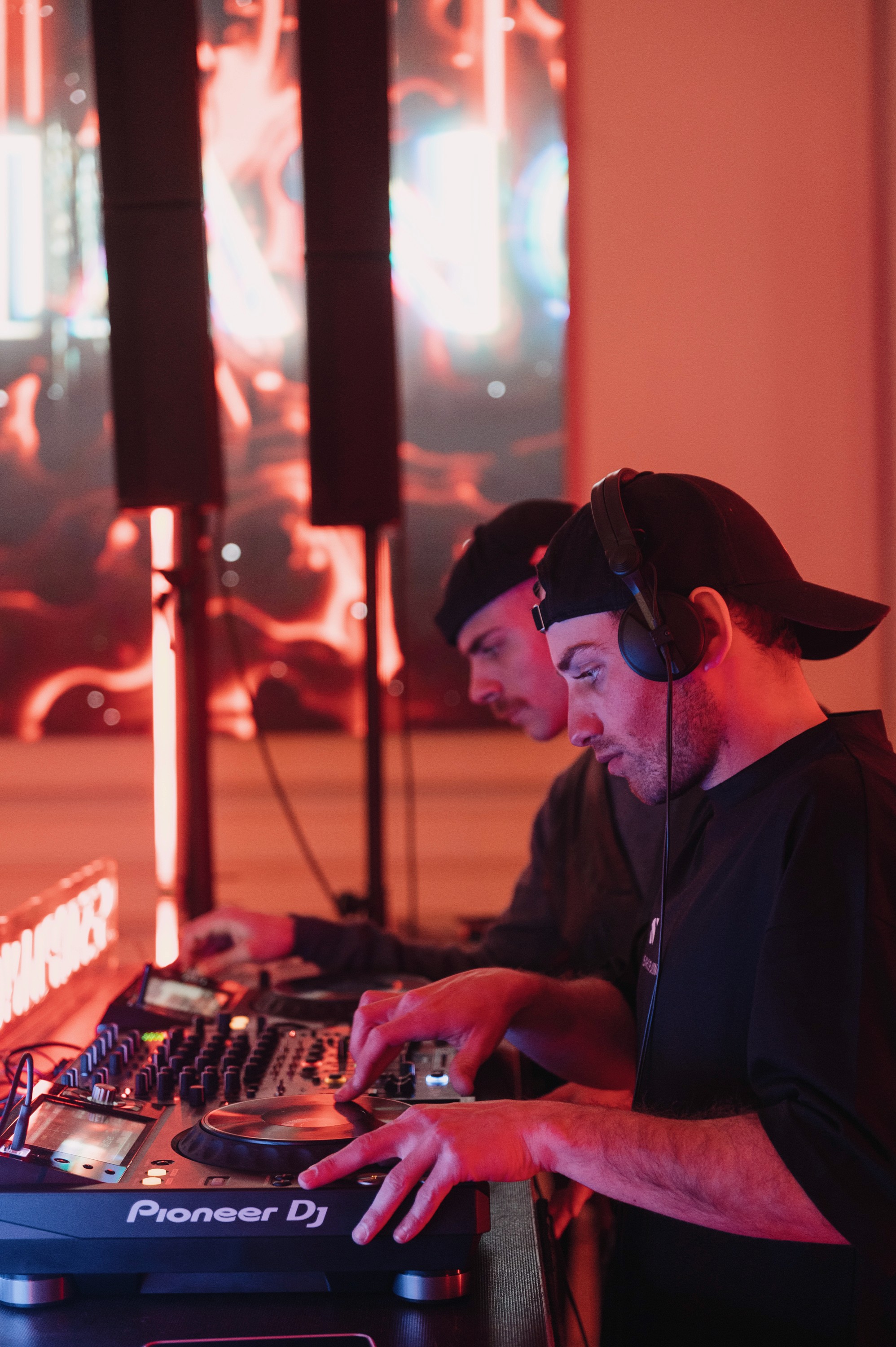 DJ Set Live di Digma Music  Digma Music porta nei nostri DJ set live Torino una miscela di sonorità elettroniche e influenze creative, creando performance dinamiche e immersive. Ogni sua esibizione negli eventi Torino firmati Sestopiano Torino è un momento di forte identità sonora e presenza scenica.  La partecipazione di Digma Music ai Sestopiano eventi lo inserisce tra gli artisti Torino più interessanti della scena contemporanea della musica elettronica Torino. Visita la sua pagina ufficiale sul sito di Sestopiano per scoprire i suoi progetti, le date future e tutte le informazioni correlate.  Non perderti gli aggiornamenti su Instagram e altri social per i prossimi Events Turin con Digma Music.