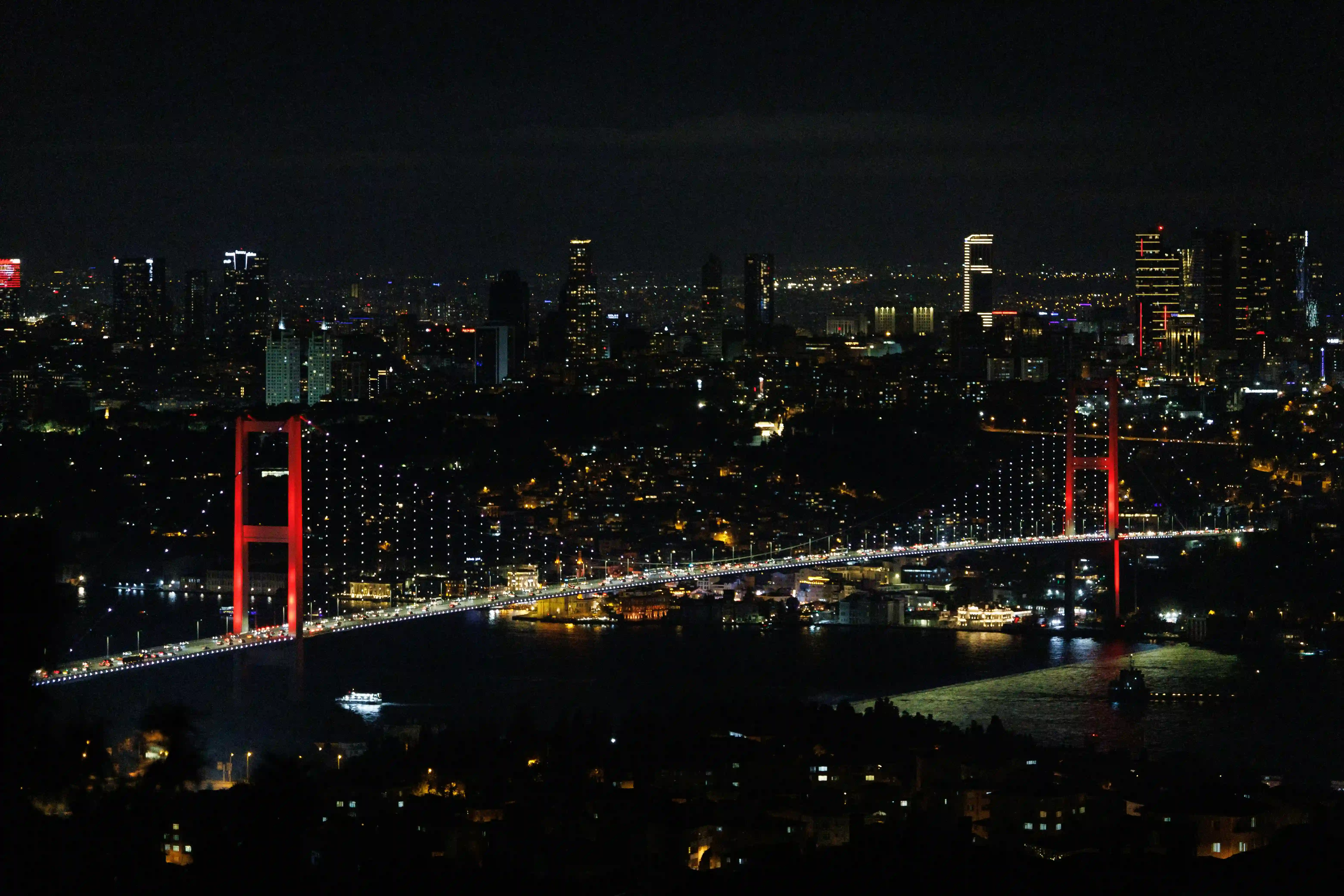 Boğaz Köprüsü'nün ve İstanbul'un gece görünümü