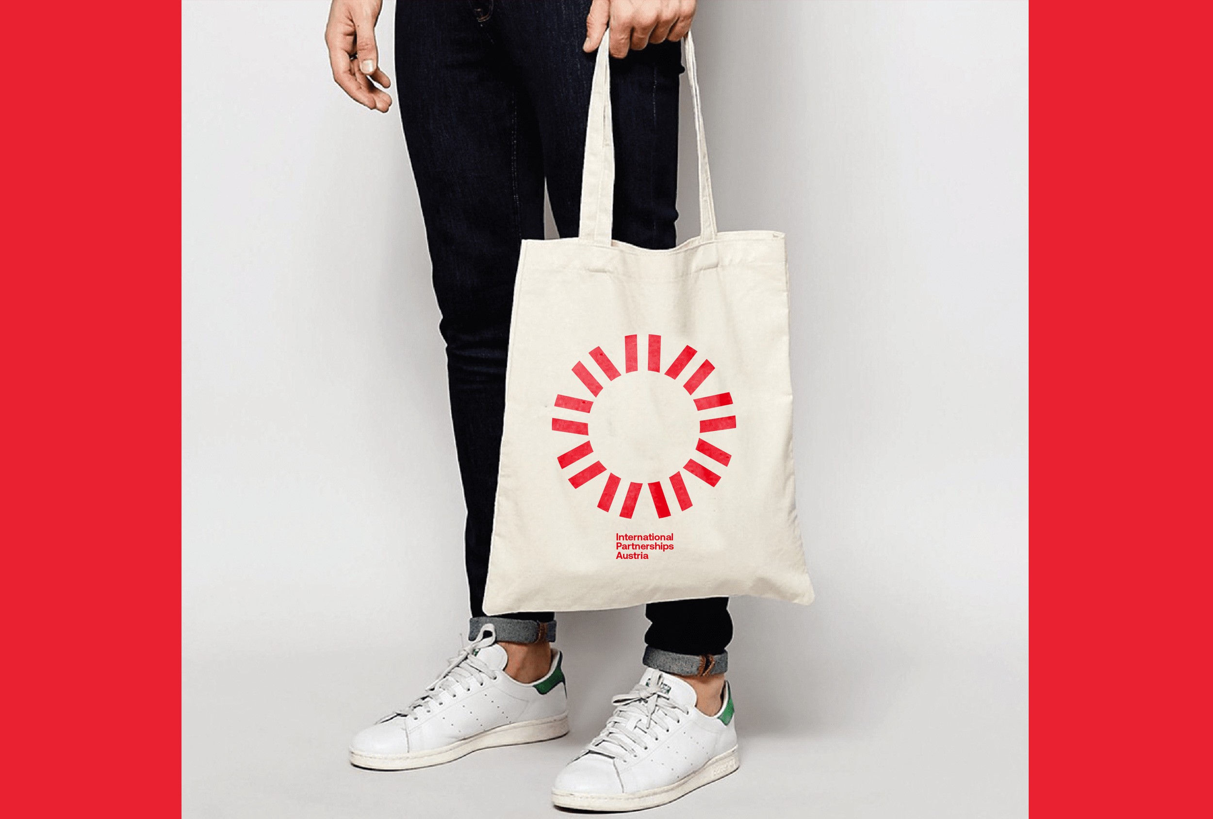 Detailaufnahme eines hochwertigen Zimmeranhängers mit minimalistischer Gestaltung und edlem Papier für das Burg Vital Resort Oberlech.