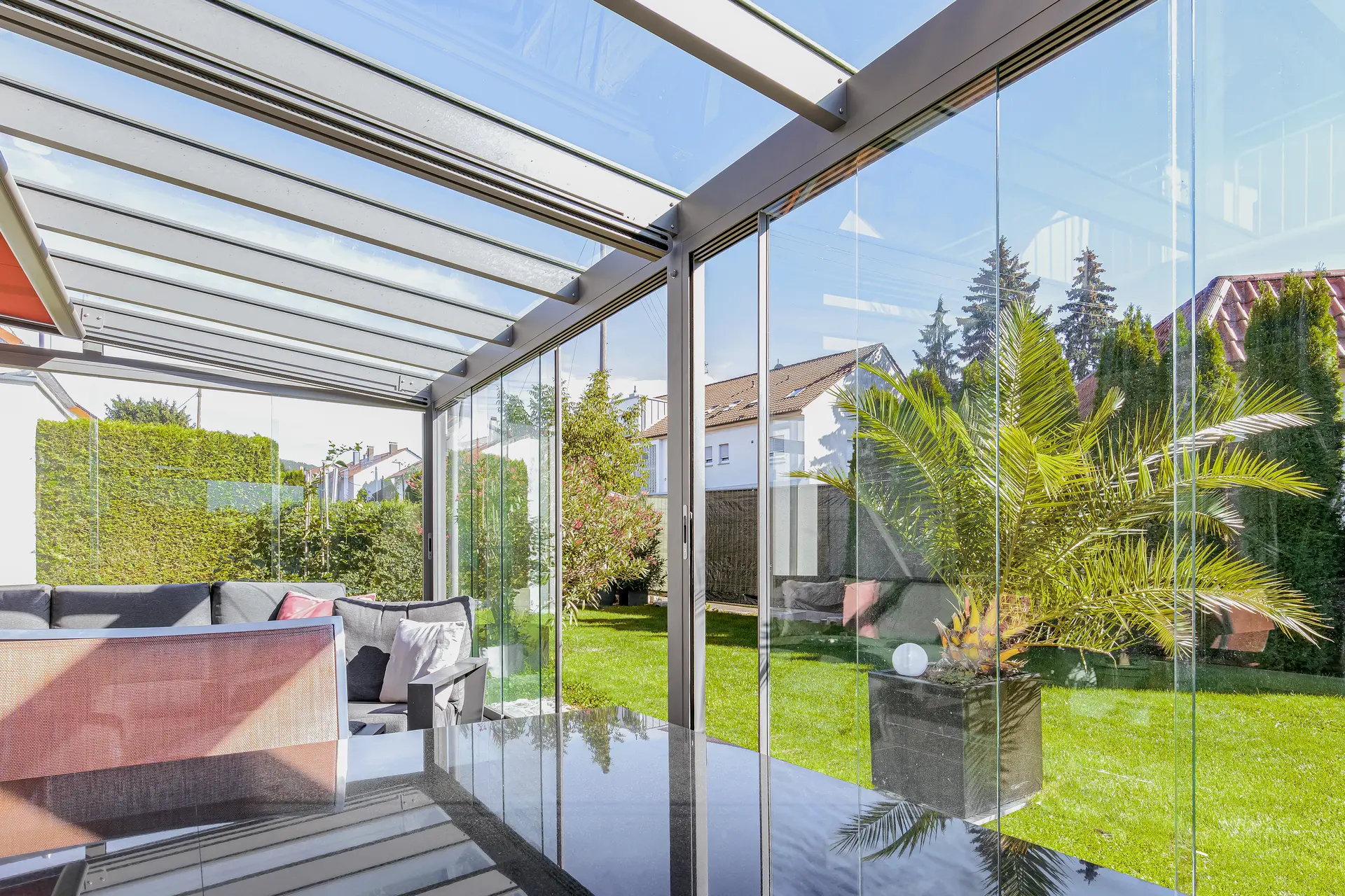 Kaltwintergarten mit Schiebeelementen in stilvollem Ambiente