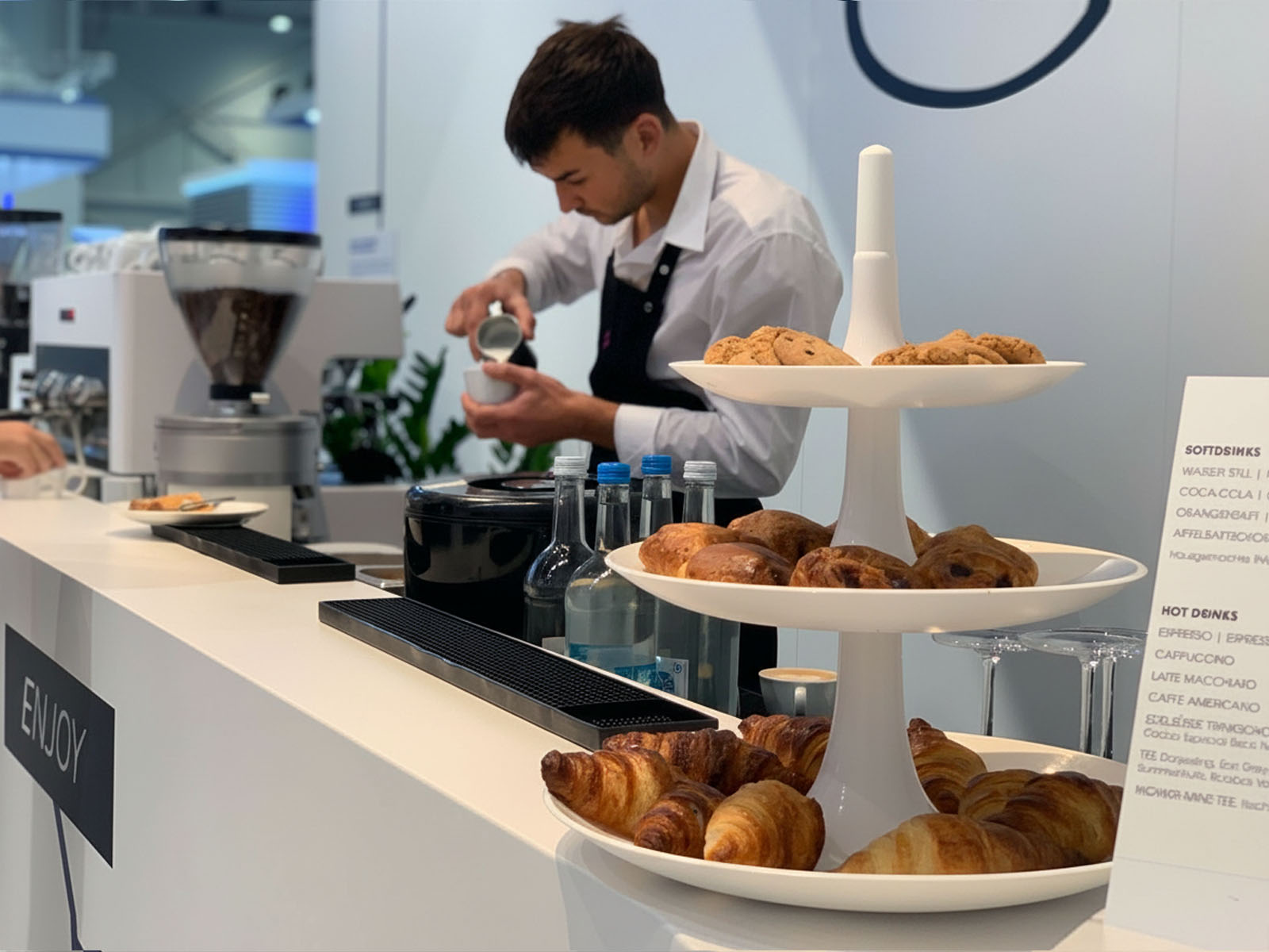 Gebäck und Snacks auf einer Etagere am Messestand