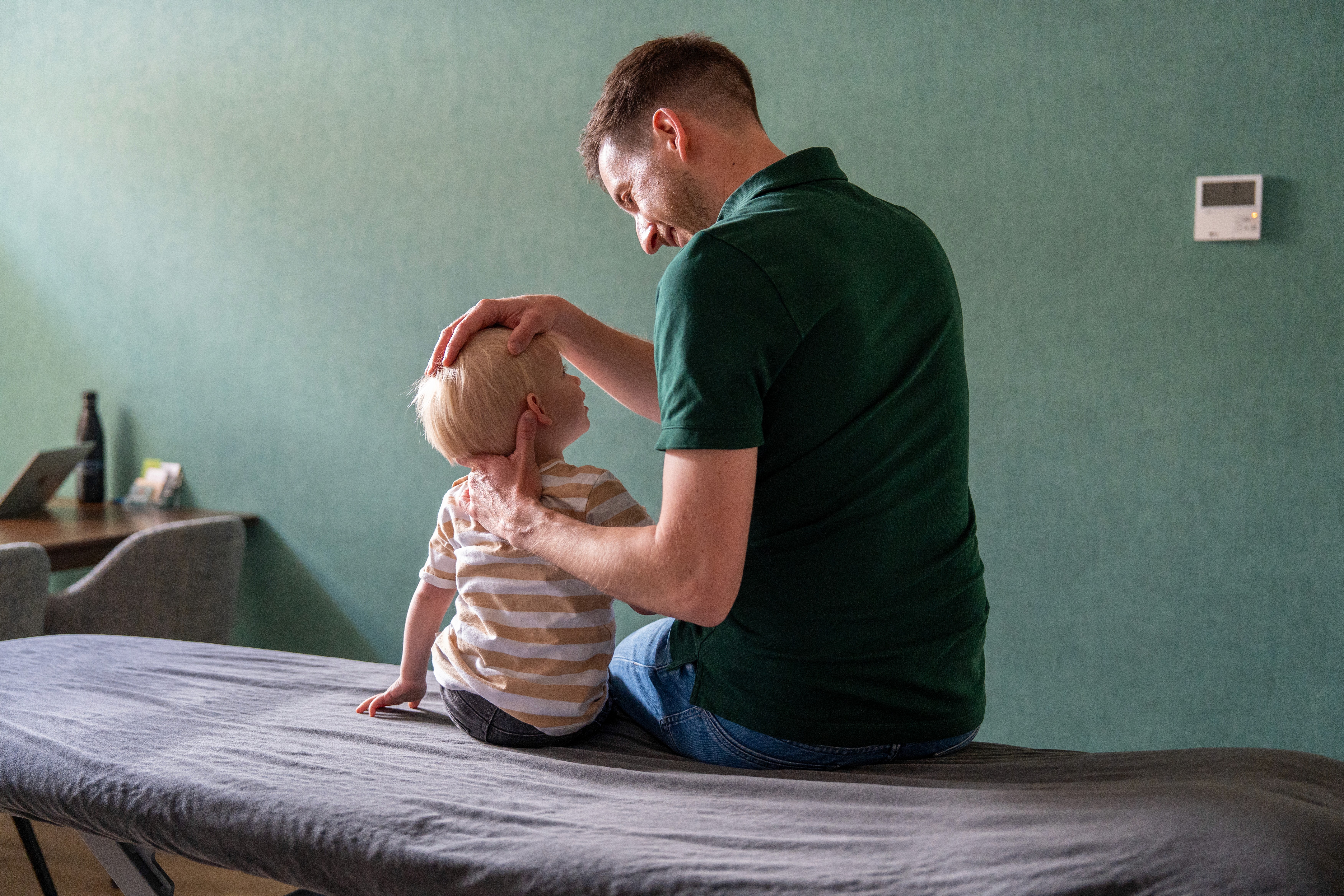 Osteopaat onderzoekt een kind