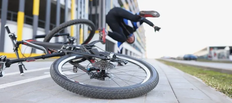 ciclista-sufrió-un-grave-accidente-en-la-ciudad-con-su-bicicleta - accidente de bicicleta