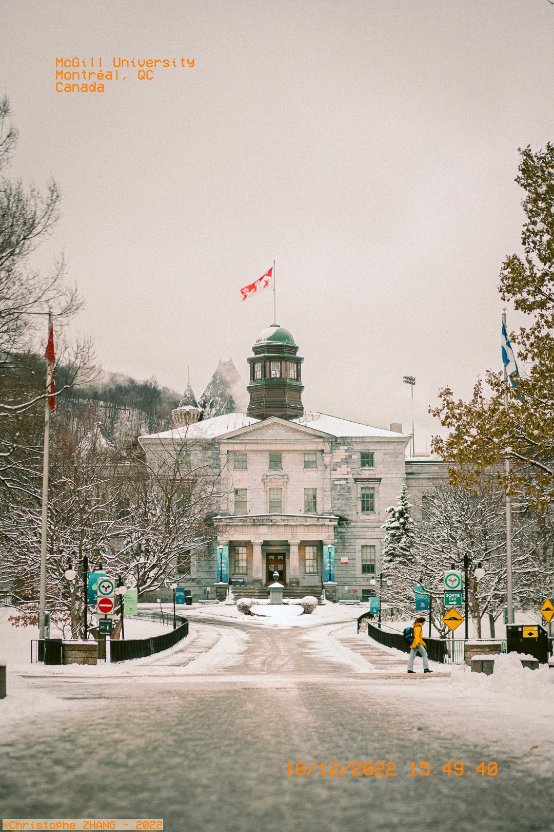 Scène hivernale à l'Université McGill, le bâtiment principal sous un ciel gris